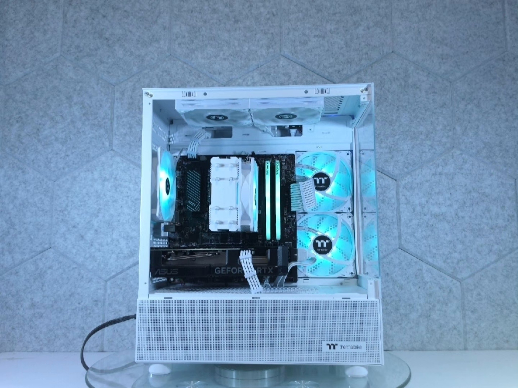 ASUS RTX 4070 💚 Ryzen 5 9600X