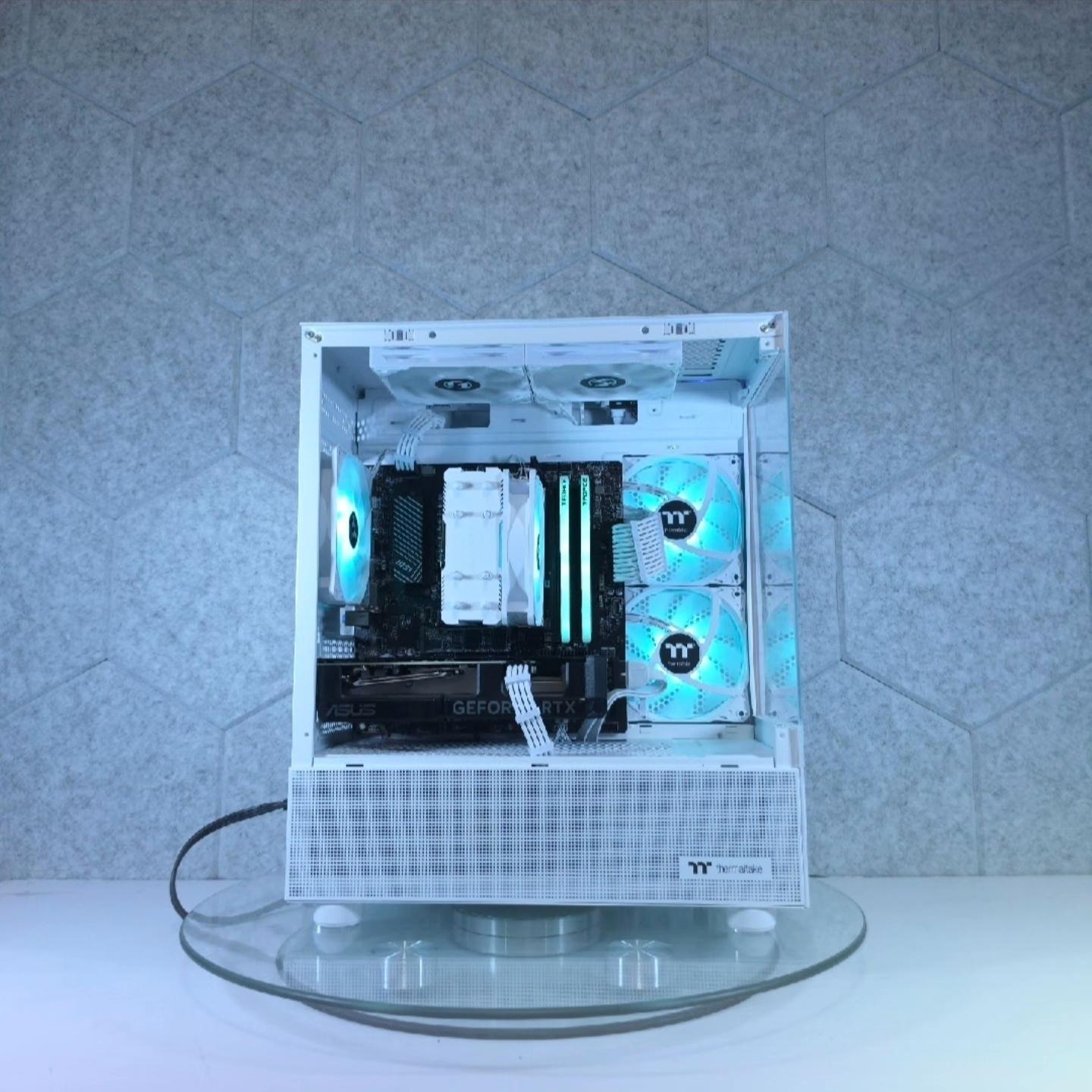 ASUS RTX 4070 💚 Ryzen 5 9600X