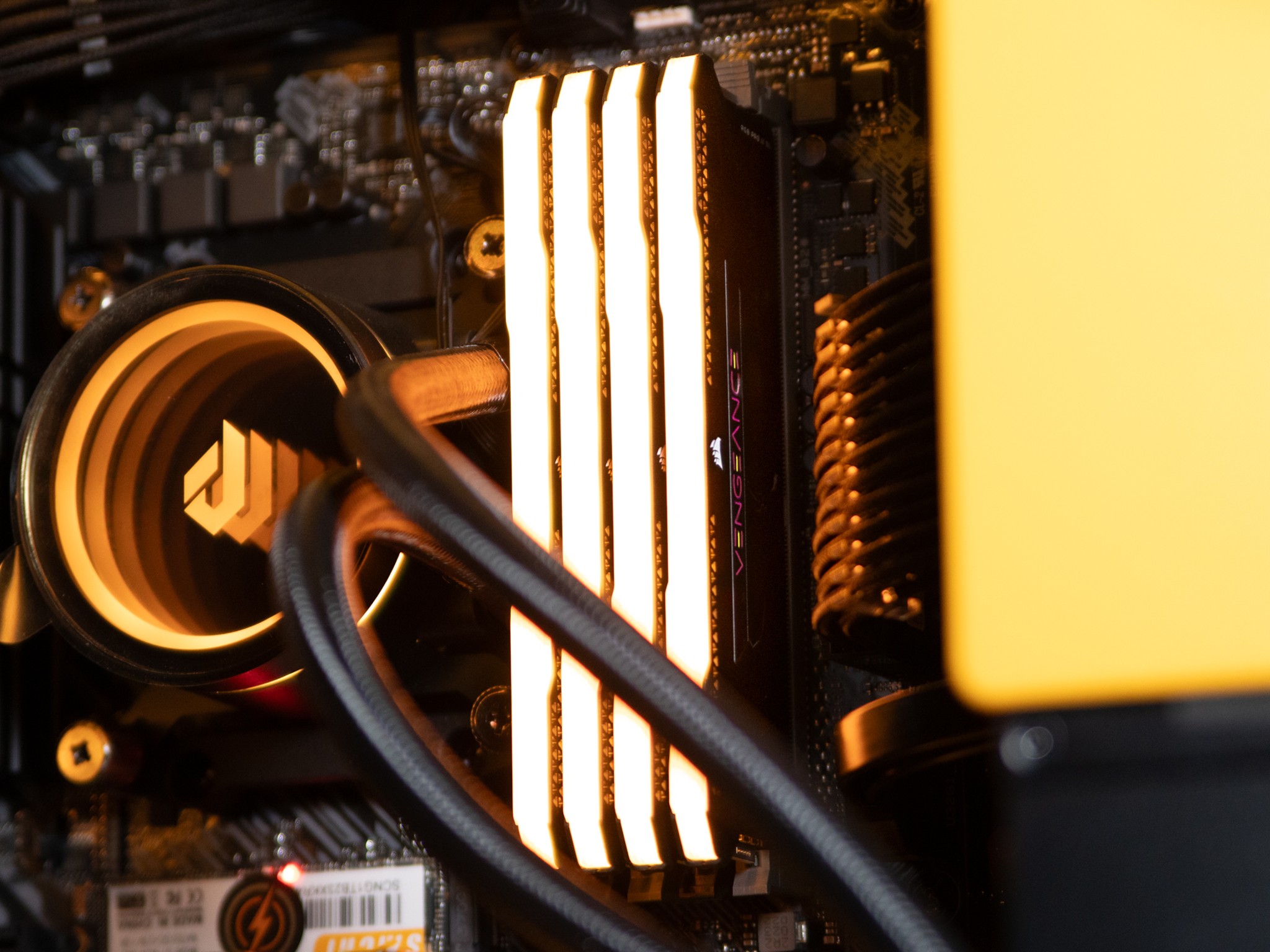 S Fox Duster RX 7600 32GB Windows 11 Ryzen 5700 1TB Gaming PC