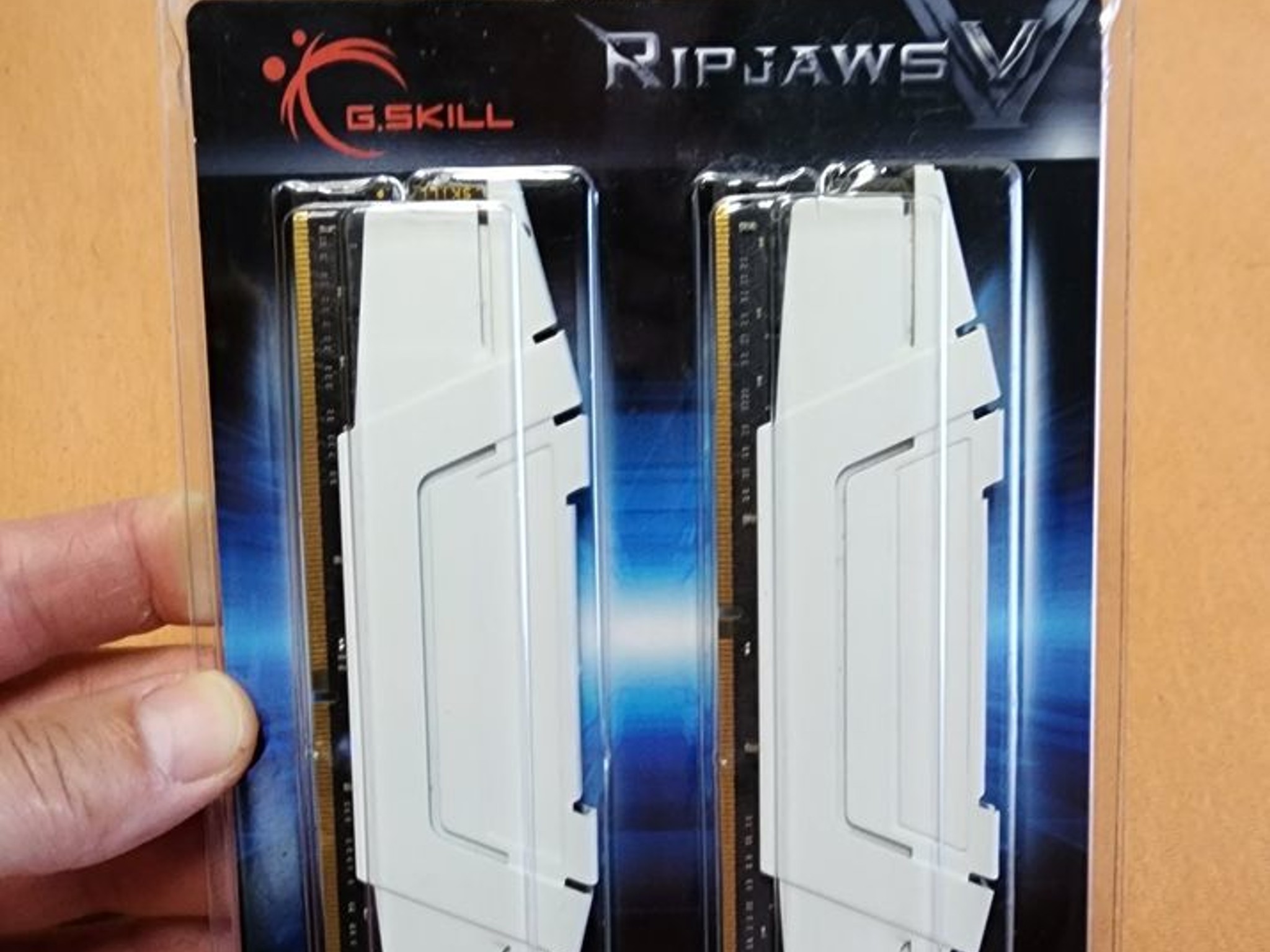 32GB (2x16GB) G.Skill Ripjaws V DDR4 3600 CL16 (F4-3600C16D-32GVKC)