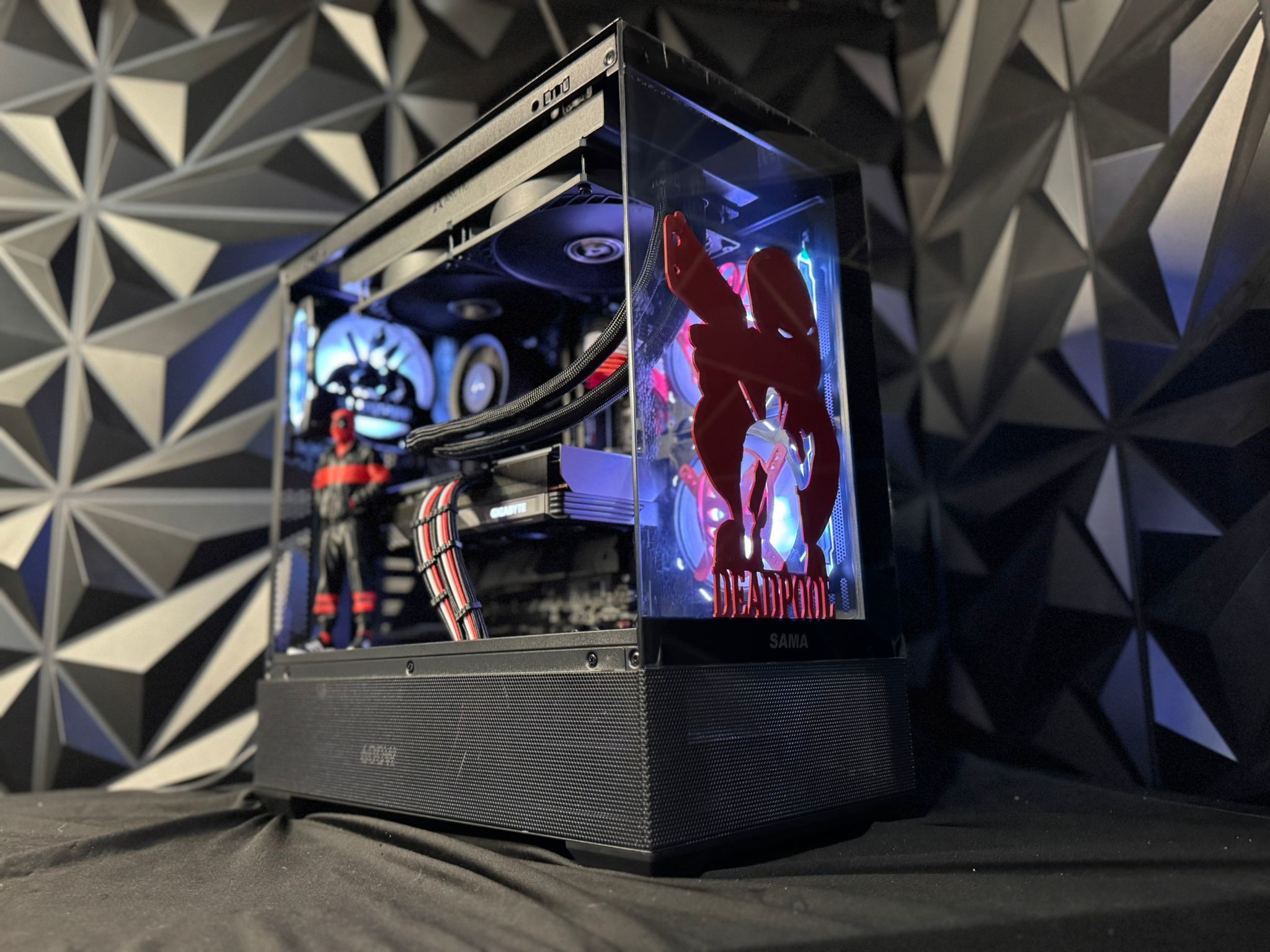 🟥⚫⚪ Merc 76 – Deadpool Edition 💀🎮 Ryzen 7600X| RX 7600XT 16 GB | 32 GB DDR5| 2 TB NVMe
