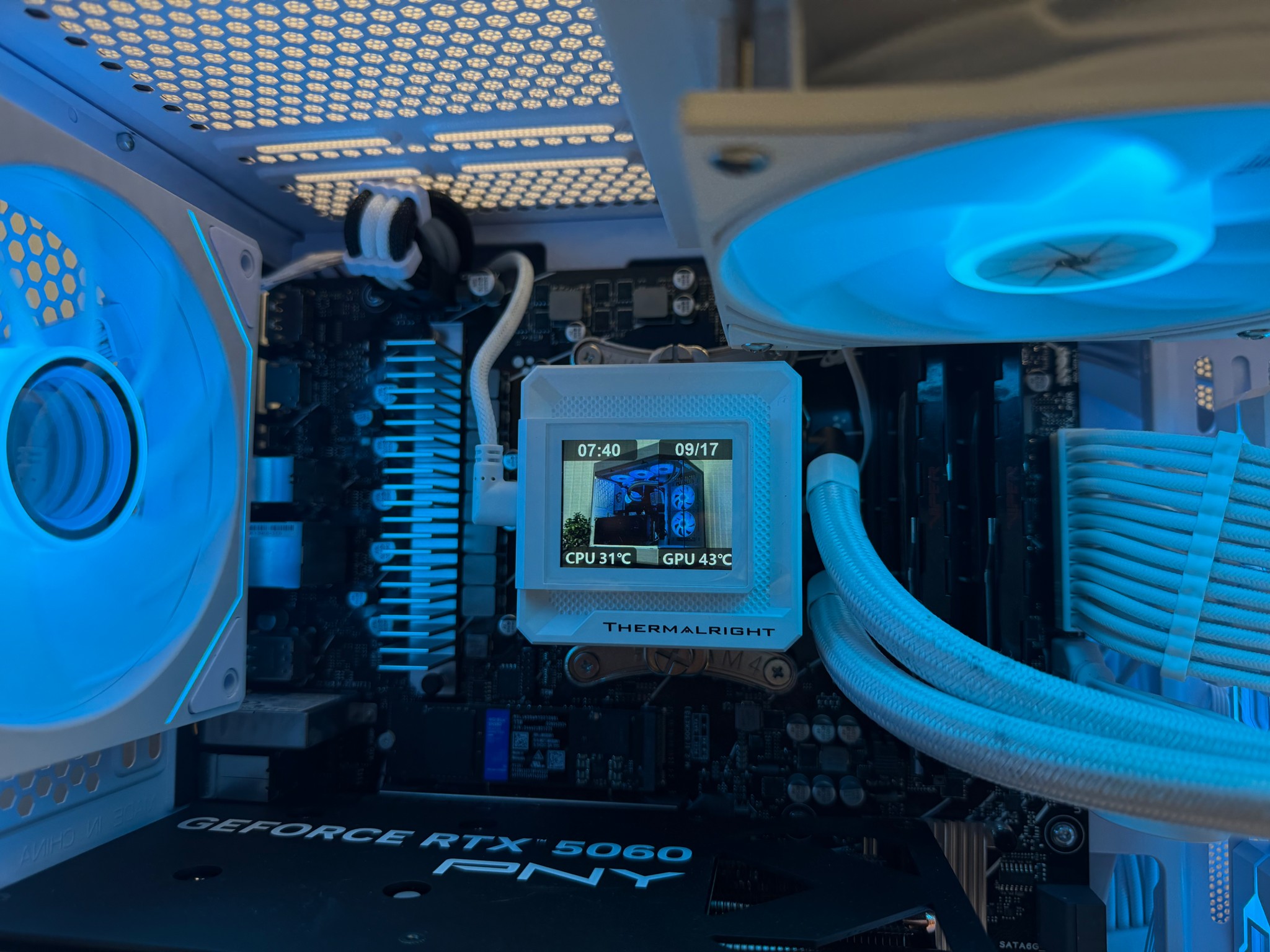 🧊 Arctic Phantom V2 – Ryzen 7600X | RTX 5060 | 32GB DDR5 | 1TB NVMe|240mm AIO | Whiteout Bu...