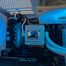 🧊 Arctic Phantom V2 – Ryzen 7600X | RTX 5060 | 32GB DDR5 | 1TB NVMe|240mm AIO | Whiteout Bu...