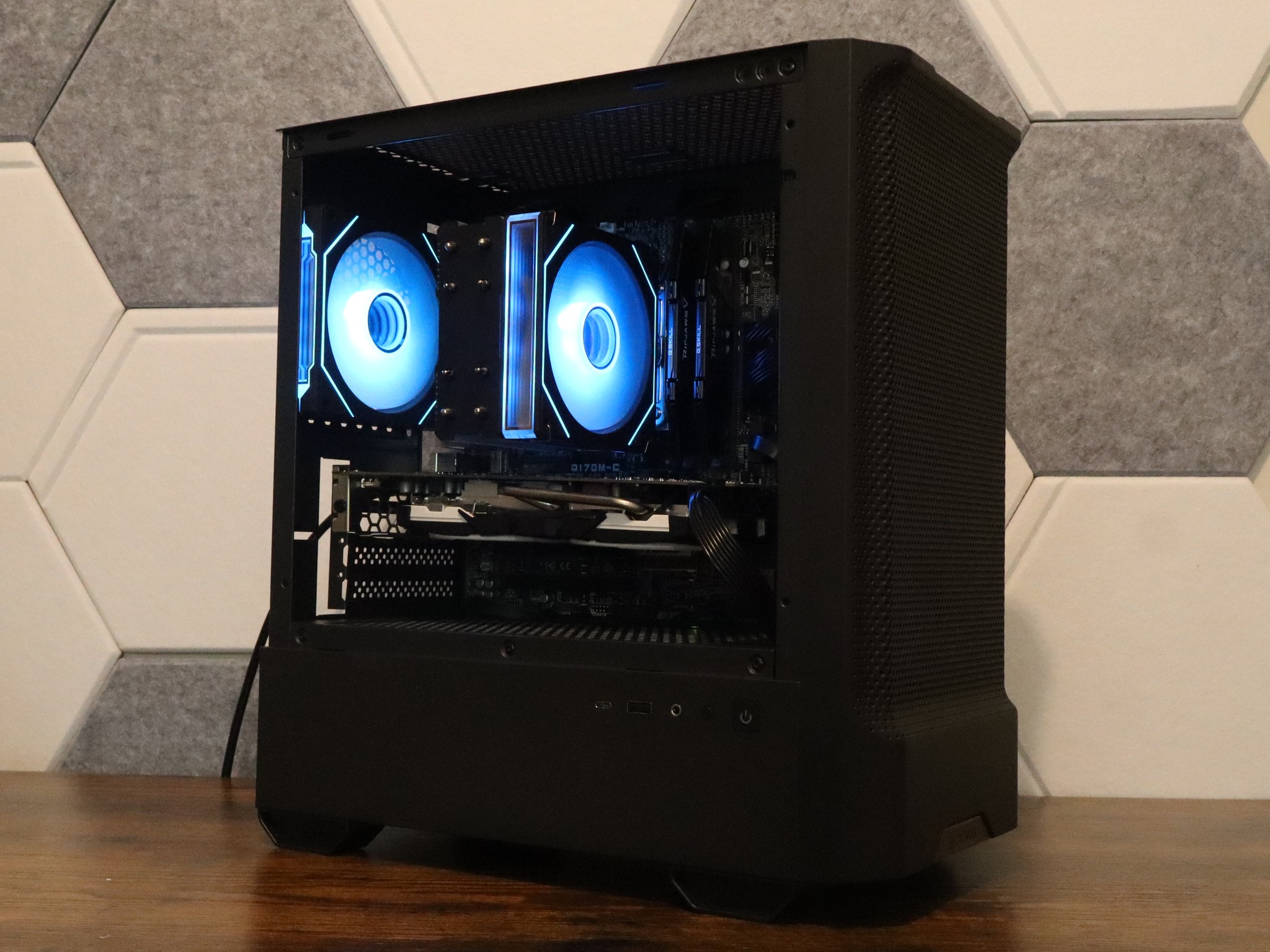 Gaming PC | RX 580 8gb | i7 7700 | 16gb DDR4 Ram | 850 gb storage | windows 11 & wifi