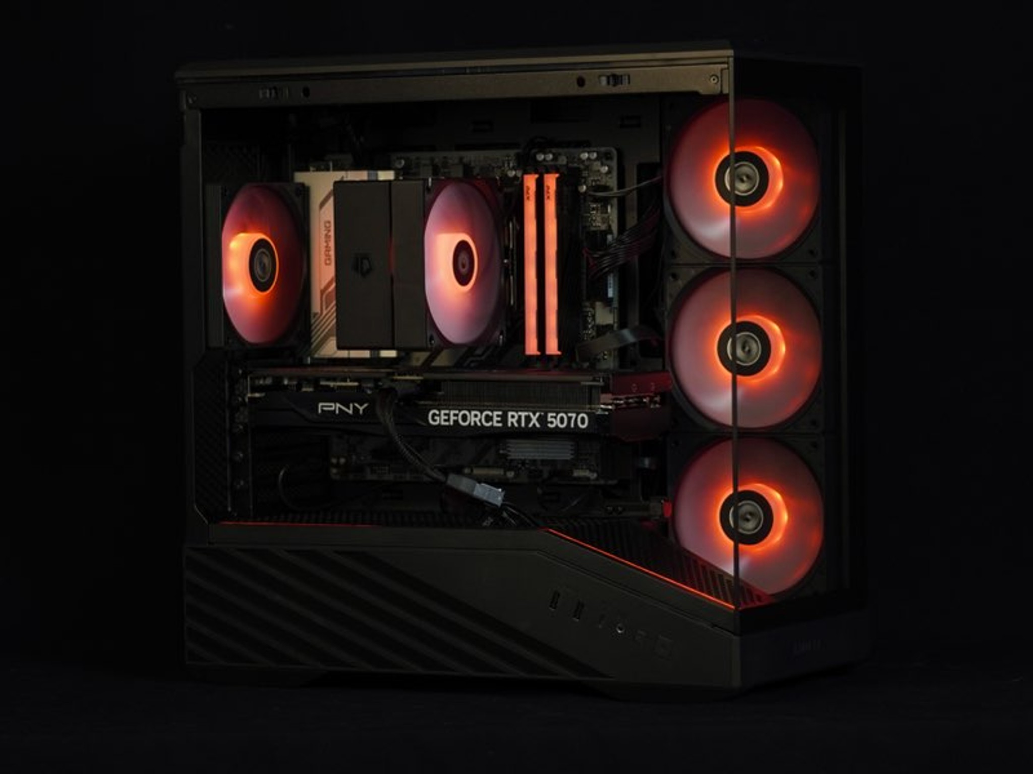 EXT View 70X Pro - Ryzen 7 8700F, RTX 5070 12GB, 16GB DDR5 Ram, 1TB SSD