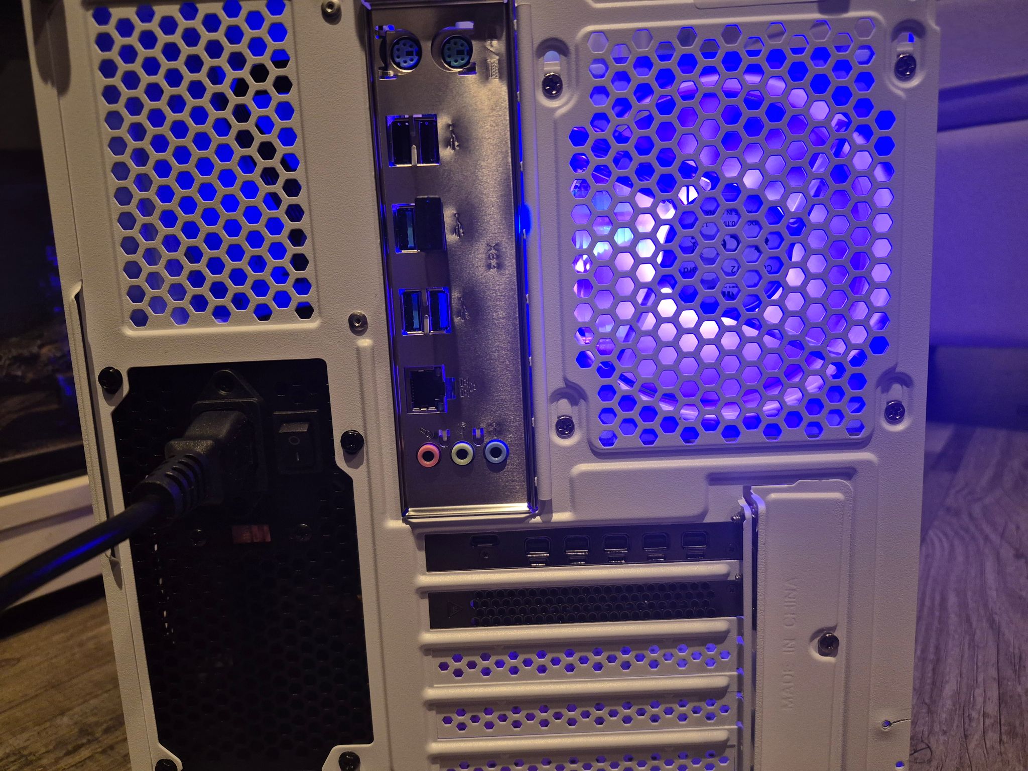 Xeon 8 Core, 16GB DDR4, 8GB AMD, 512GB SSD, Win11