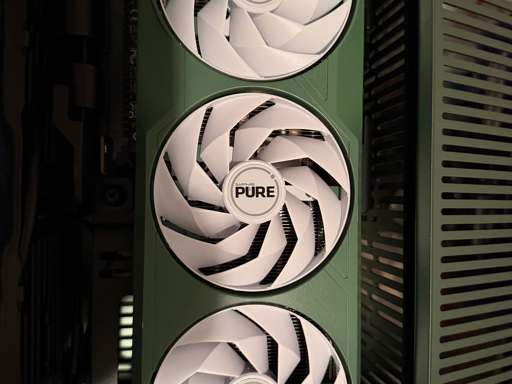 Fractal Design Terra Green 7800X3D, 32GB RAM, 512GB SSD, 7700XT, Win11 Pro Genuine copy!