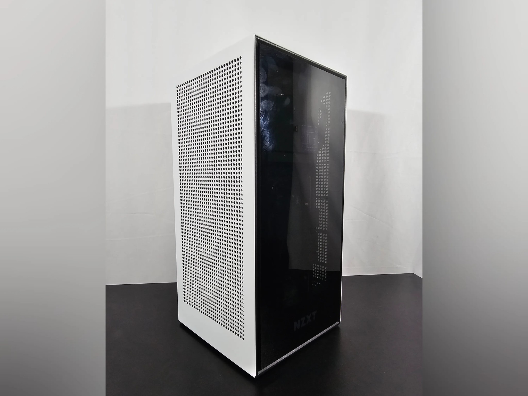 ITX White / i7 8700k / GTX 1070 8GB / 16GB DDR4 / 1TB SSD / Wi-Fi + BT / Watercooled