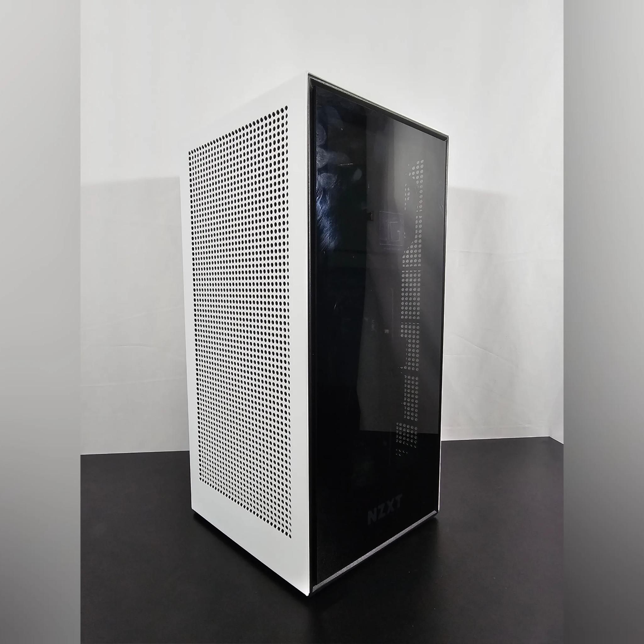ITX White / i7 8700k / GTX 1070 8GB / 16GB DDR4 / 1TB SSD / Wi-Fi + BT / Watercooled