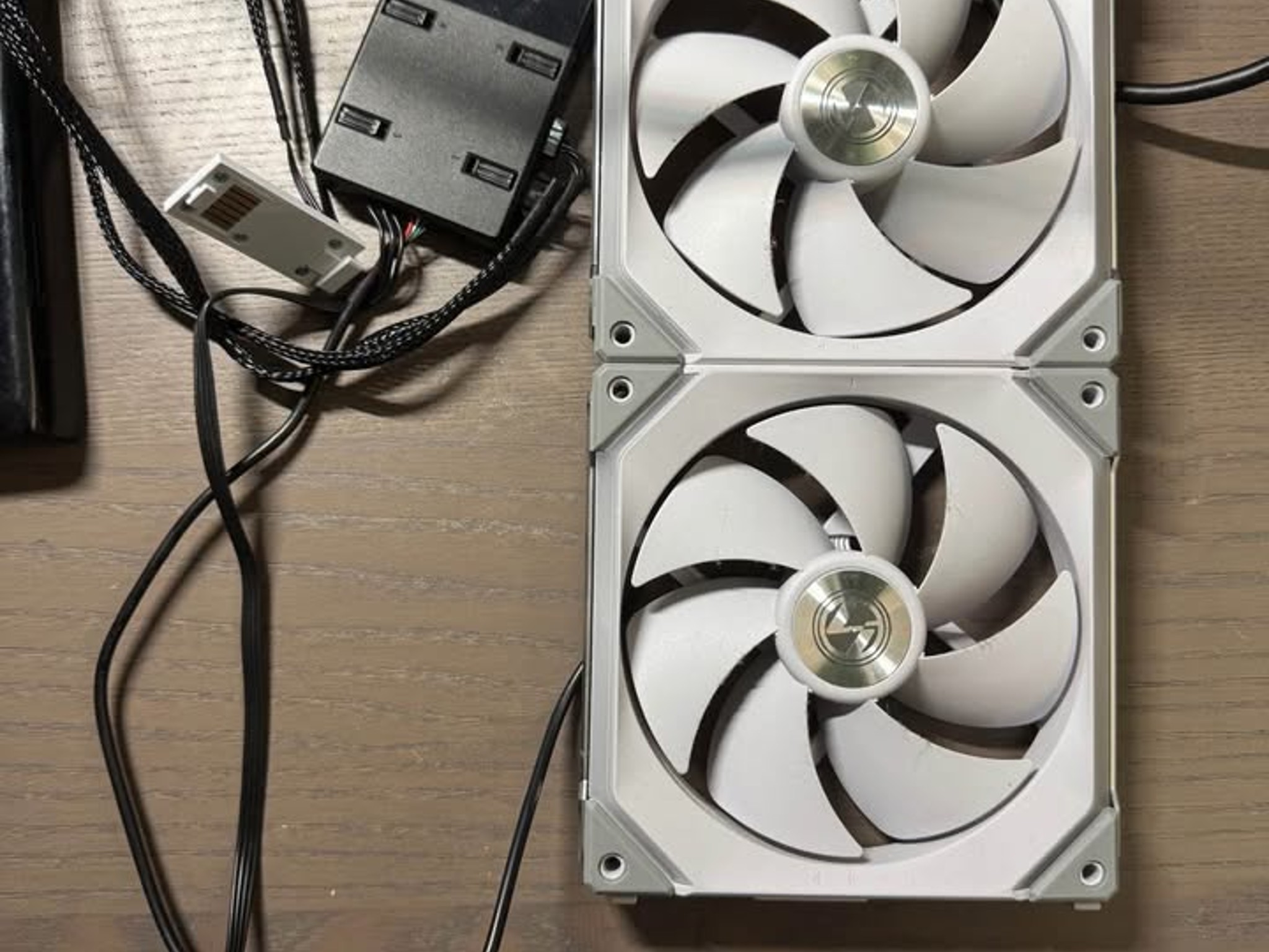 Lian Li Uni SL140 Fan V1 With Hub (2)