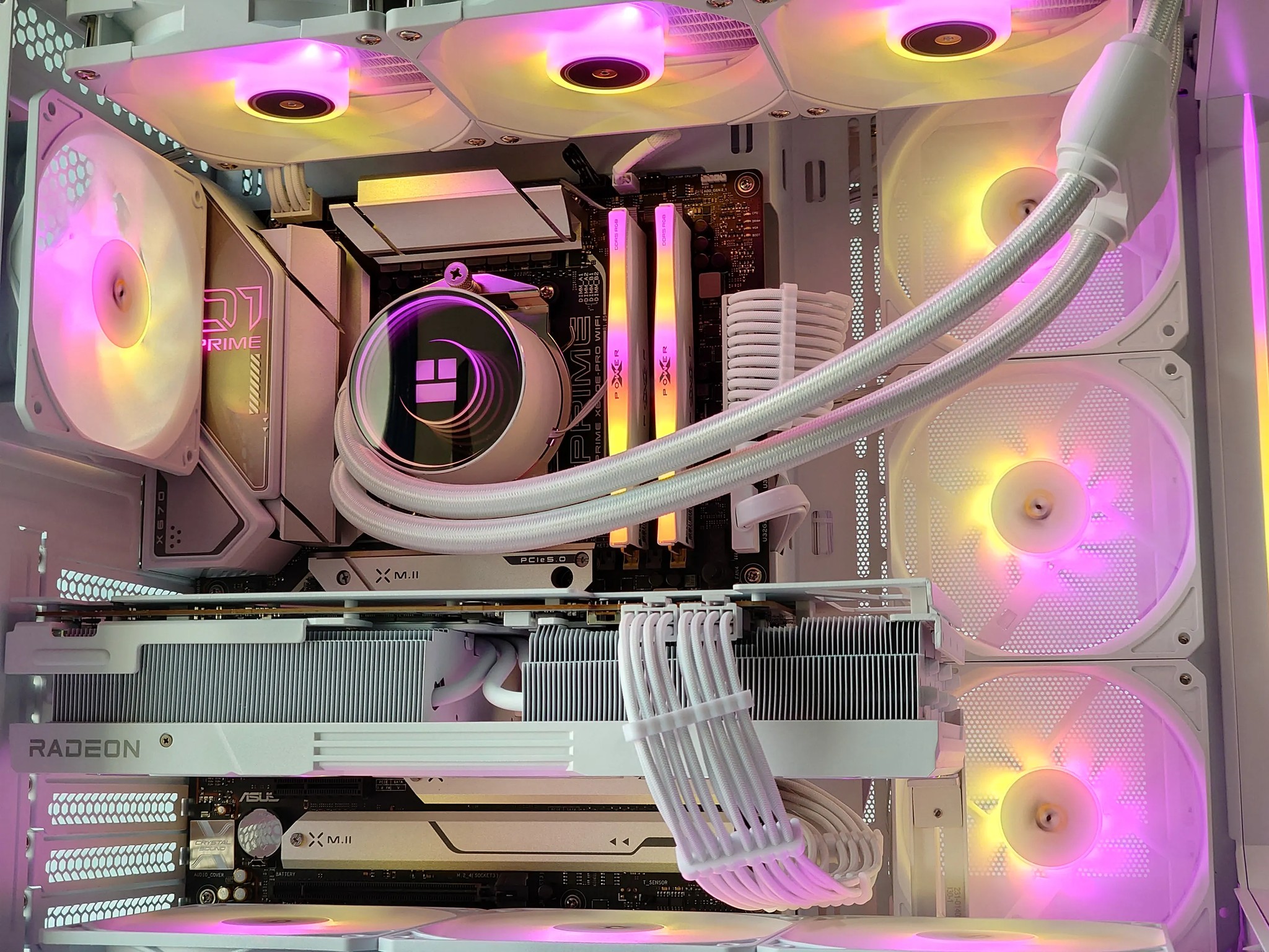 ❄️🤍🐻‍❄️Artic⚪AMD RX 7900 XT 20GB⚪AMD Ryzen 7 7700⚪32GB DDR5⚪2TB NVME