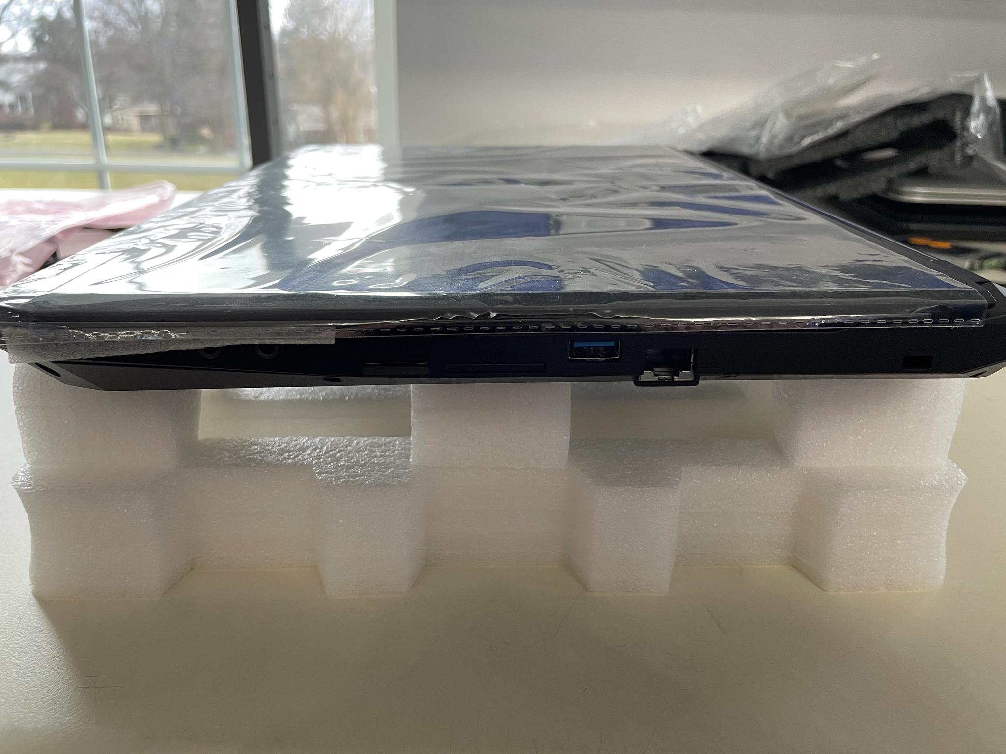 Clevo 15.6" P650HS-G + i7-7700HQ + GTX 1070 + FHD 120Hz Gsync
