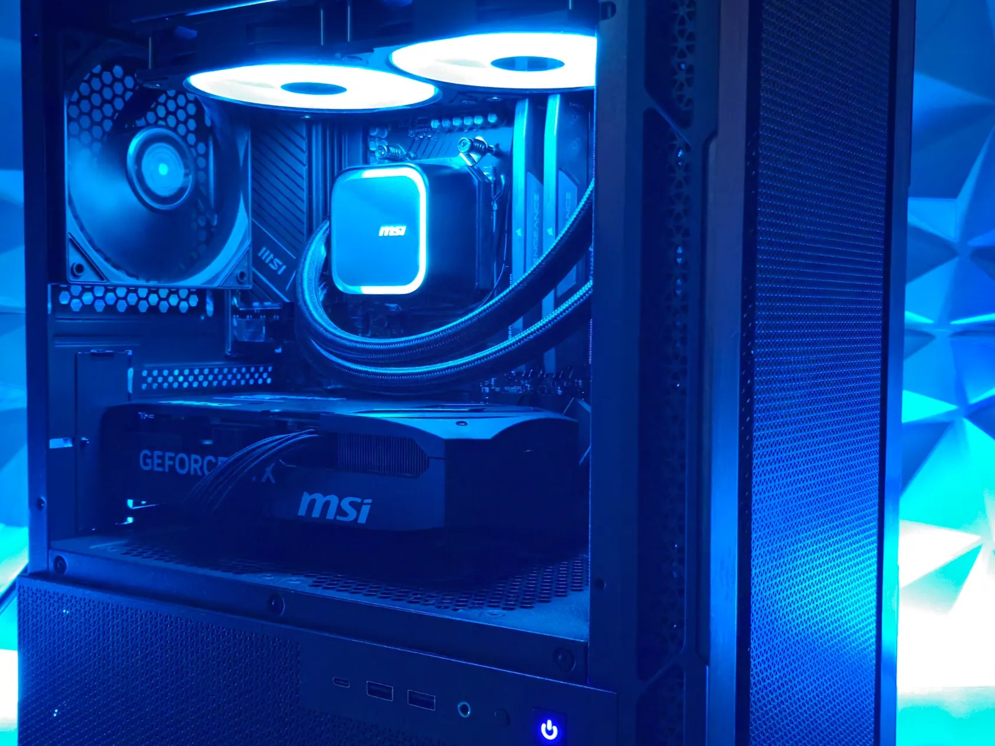 New GeForce RTX 5070 with AMD Ryzen 7600x 32GB DDR5 RAM WiFi