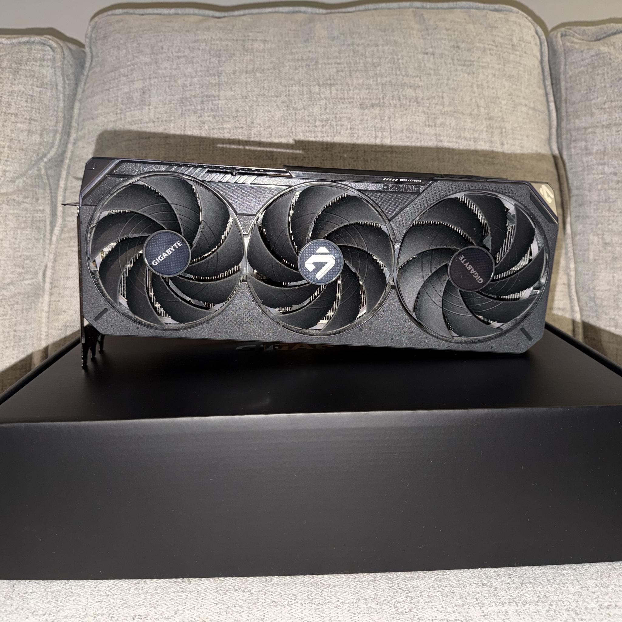 GIGABYTE GeForce RTX 5080 GAMING OC 16G