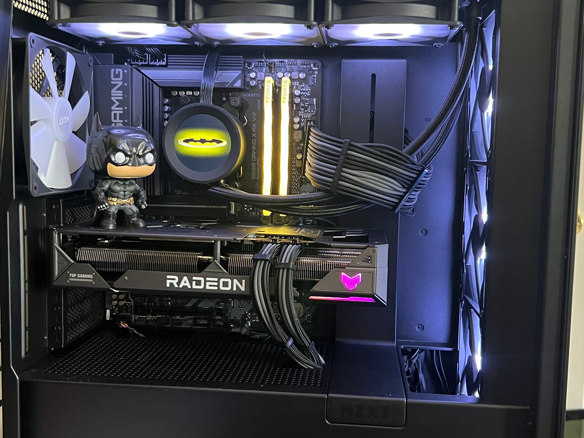 “The Batman” Ryzen 7 7800X3D, RX 7800 XT, 32GB DDR5, 1.5TB NVMe