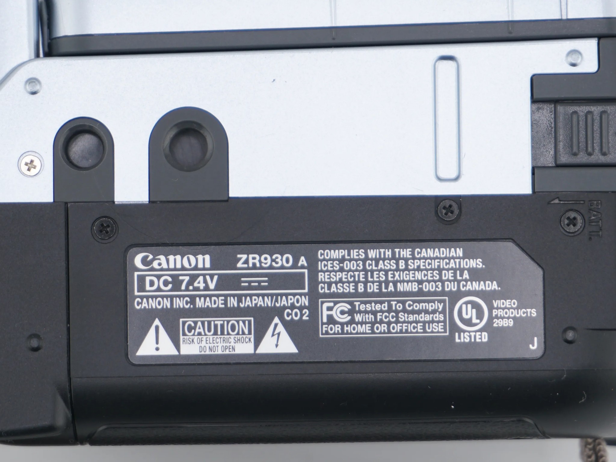 Canon ZR930 Camcorder + Battery & Power Adapter
