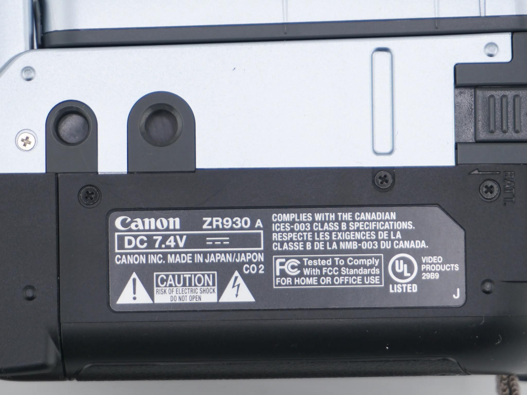 Canon ZR930 Camcorder + Battery & Power Adapter