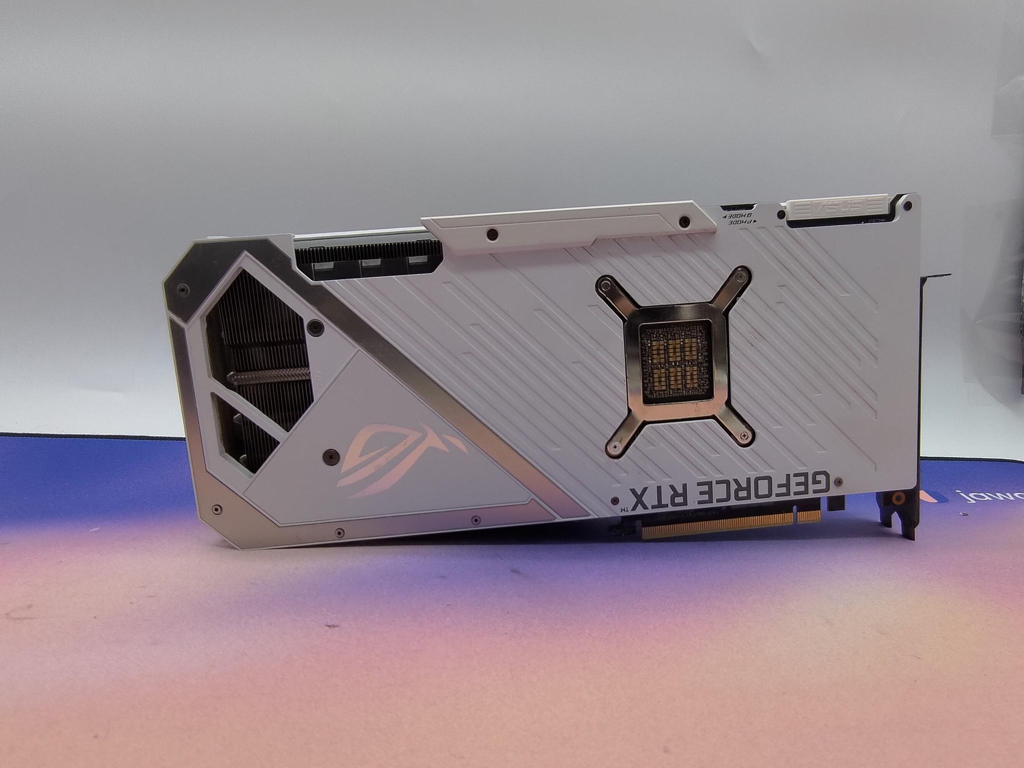 White Asus ROG Strix Gaming RTX 3090