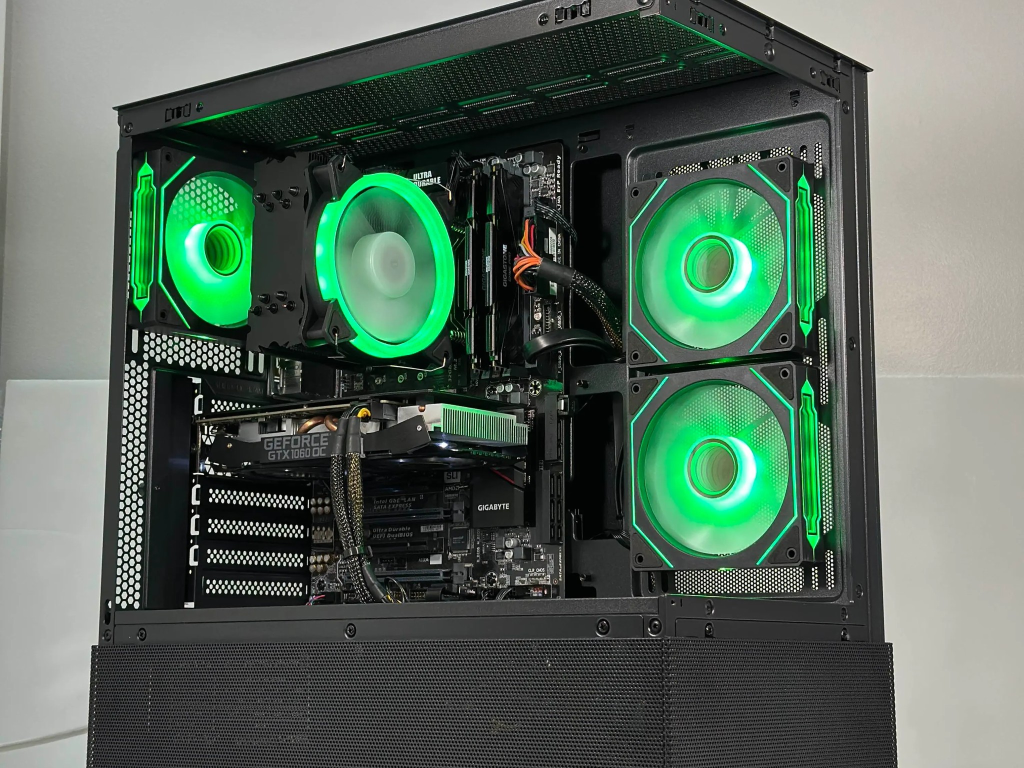 Intel i5-7400 | GTX 1060 3GB | 32GB RAM | 480GB SSD | WIFI | 1080p Black Gaming PC