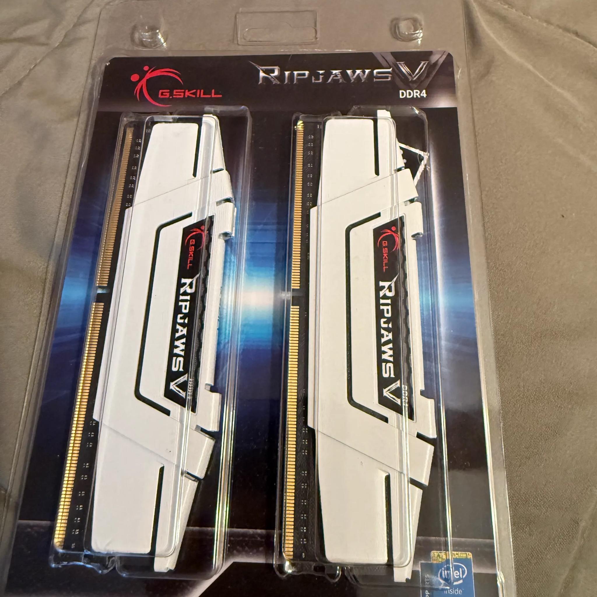G.SKILL Ripjaws V Series DDR4 RAM 32GB (2x16GB) 3600MT/s CL18-22-22-42 1.35V - White