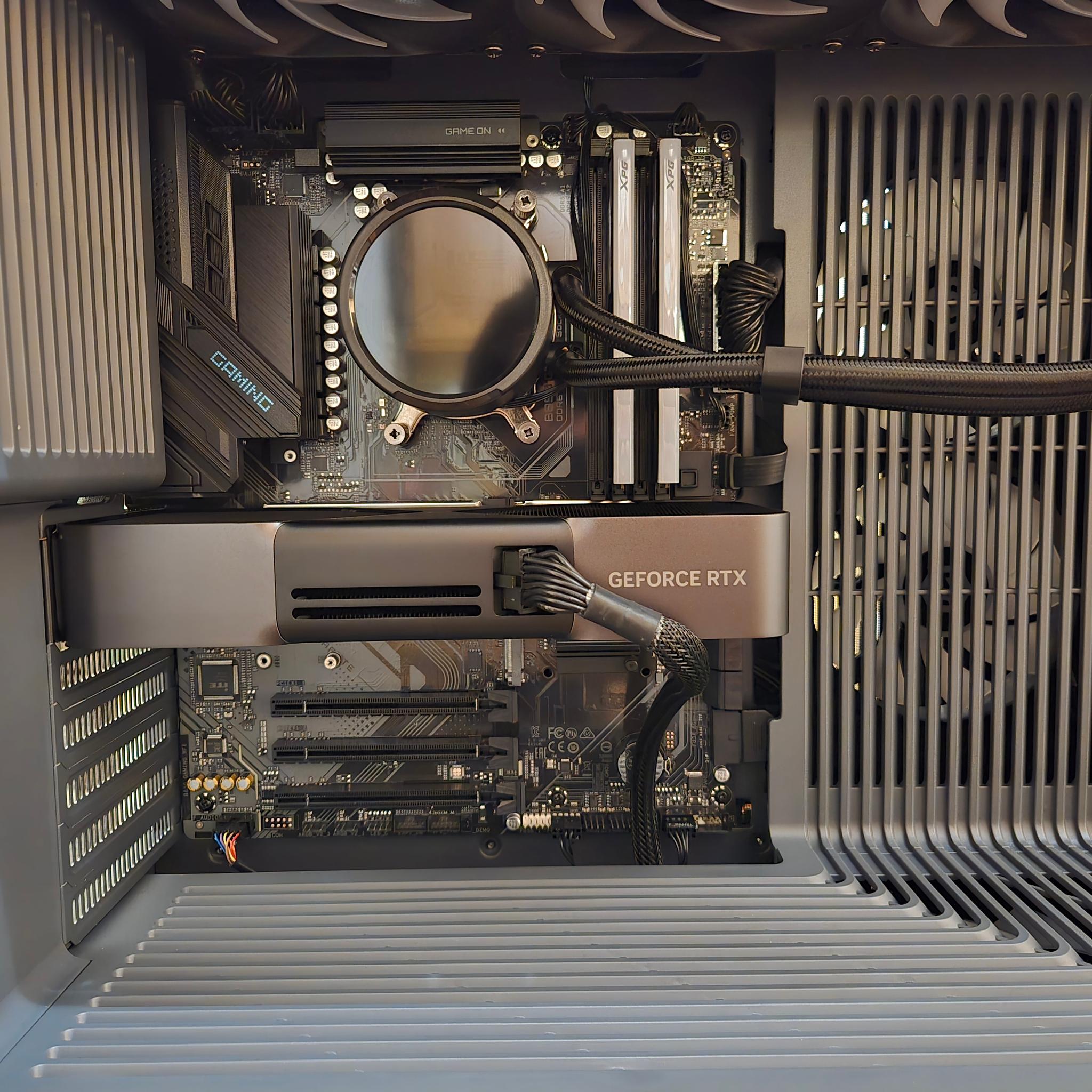 Ryzen 7 7800X3D RTX 5070 Founders Edition 32GB DDR5 Gaming PC