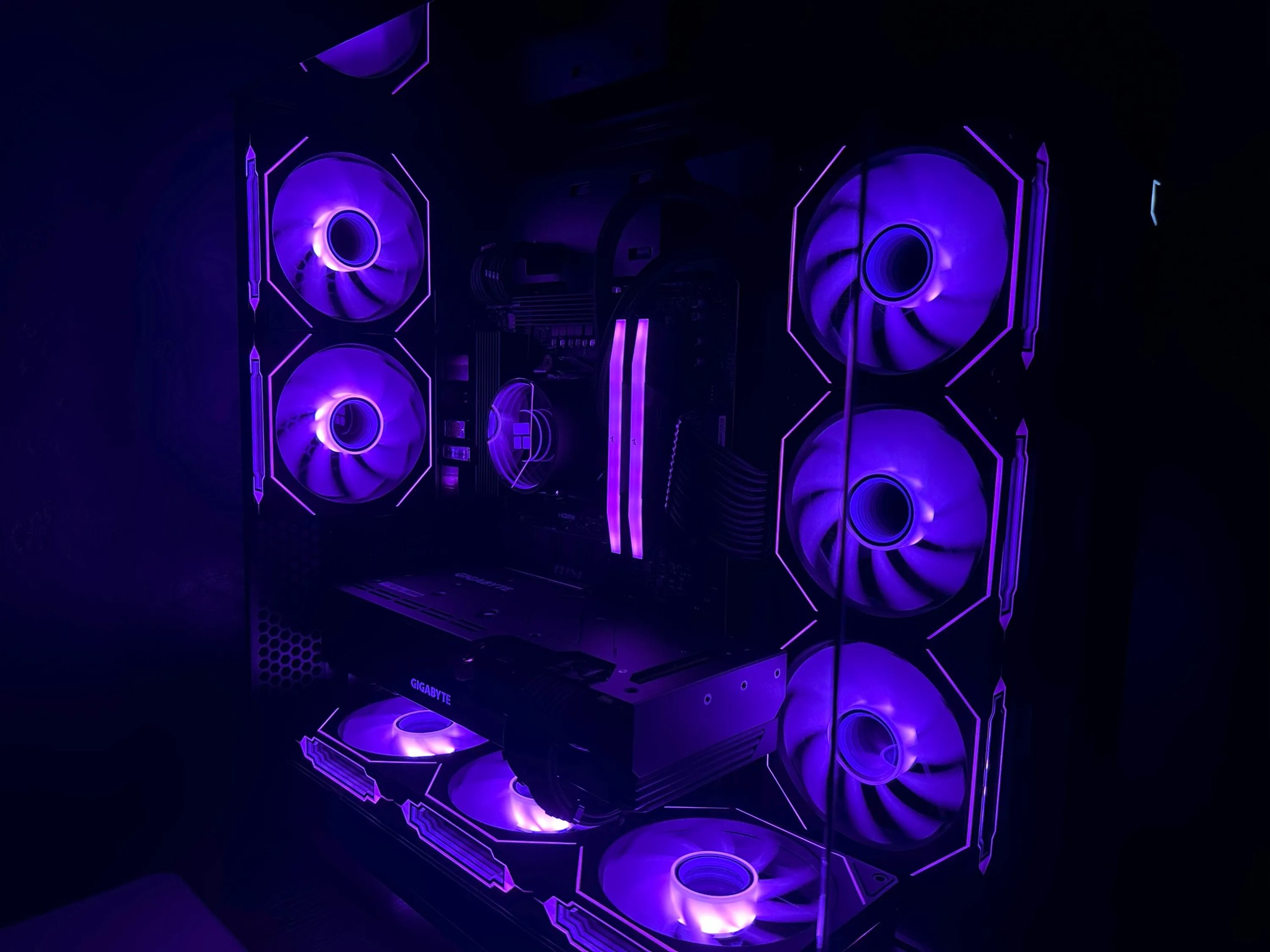 BIG SALE New Sleek Black Fishtank RGB Custom 1440p Gaming PC – GPU : 7700XT CPU : 9600X