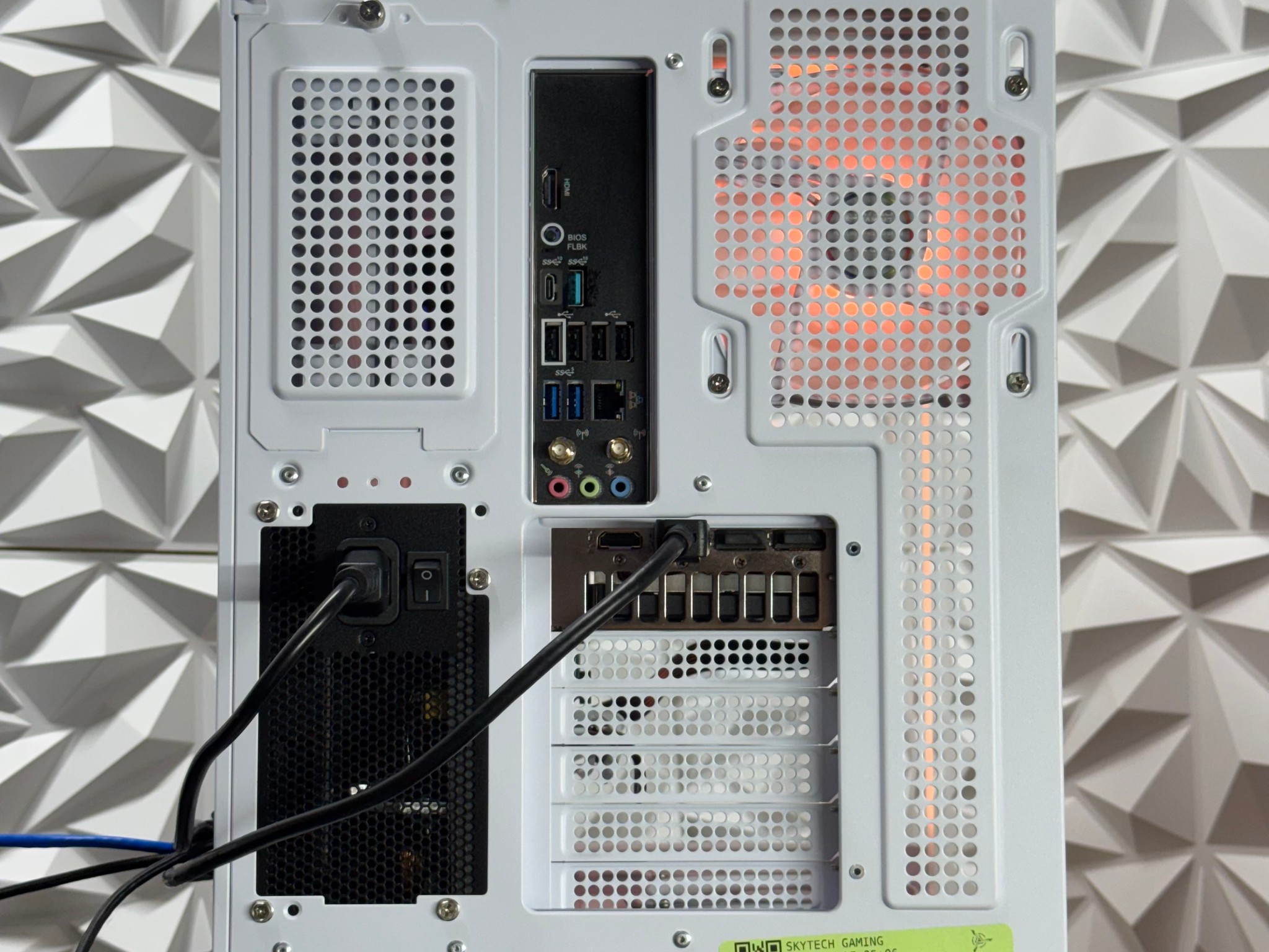 Ryzen 7 9700x / RTX 5060 ti 16GB / 16GB DDR5 Ram / 1Tb storage / Windows 11
