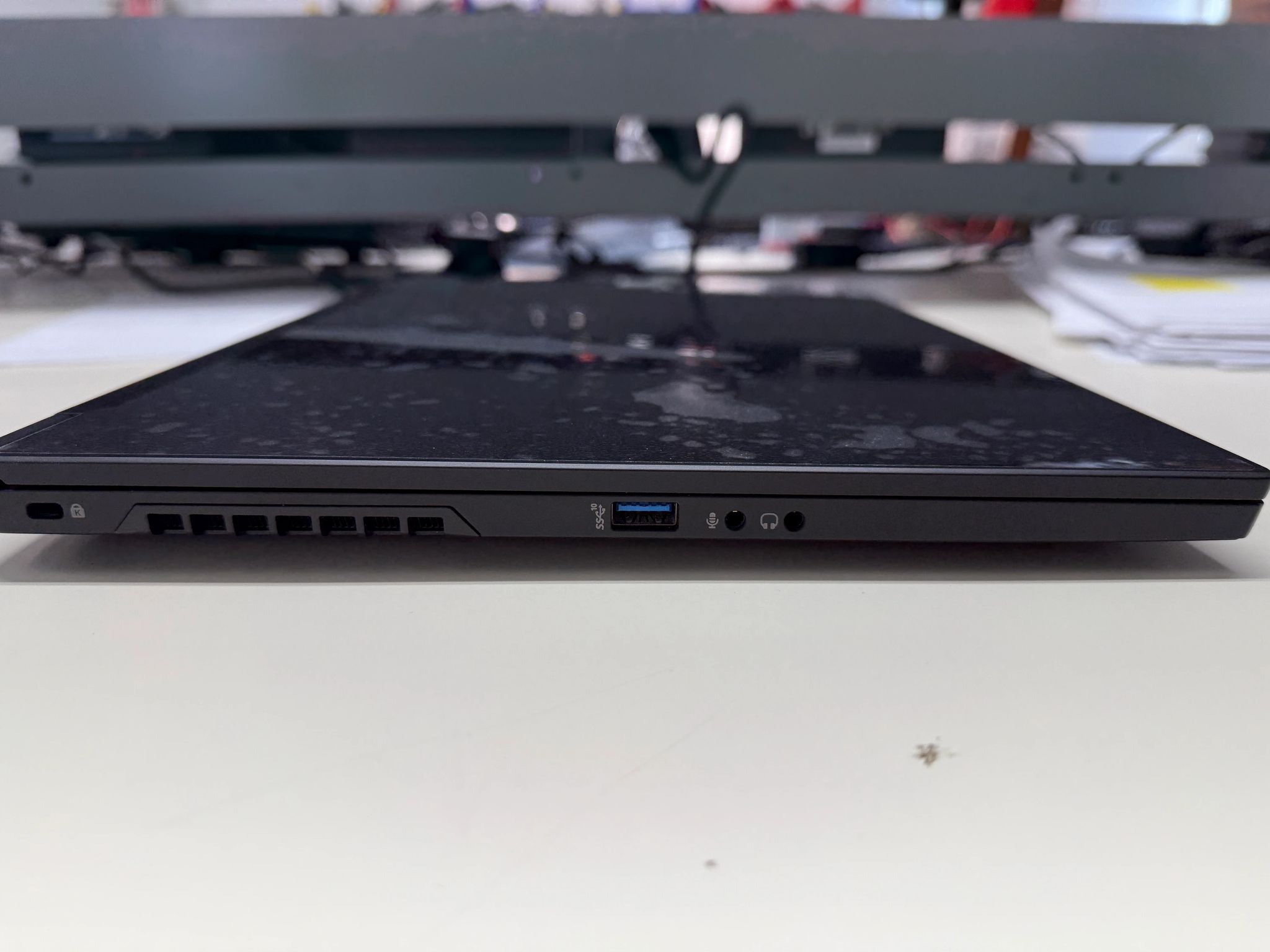 Eluktronics Max-17, i7-9750H, GTX 1660Ti, 16GB RAM, 1TB SSD, 144HZ