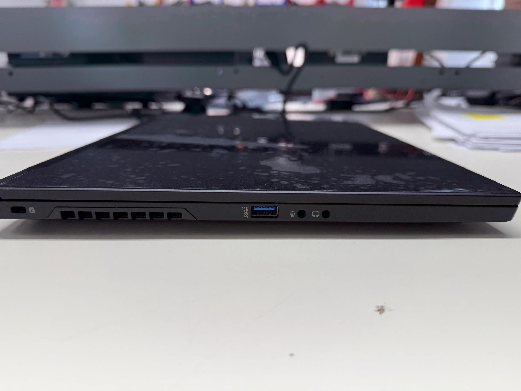 Eluktronics Max-17, i7-9750H, GTX 1660Ti, 16GB RAM, 1TB SSD, 144HZ