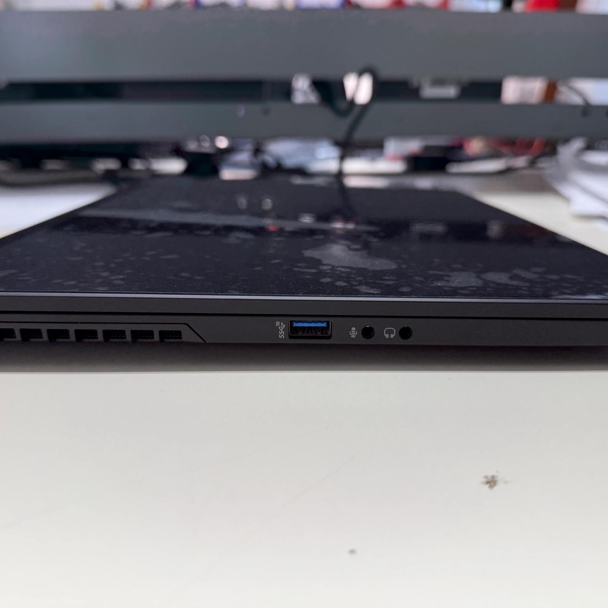 Eluktronics Max-17, i7-9750H, GTX 1660Ti, 16GB RAM, 1TB SSD, 144HZ