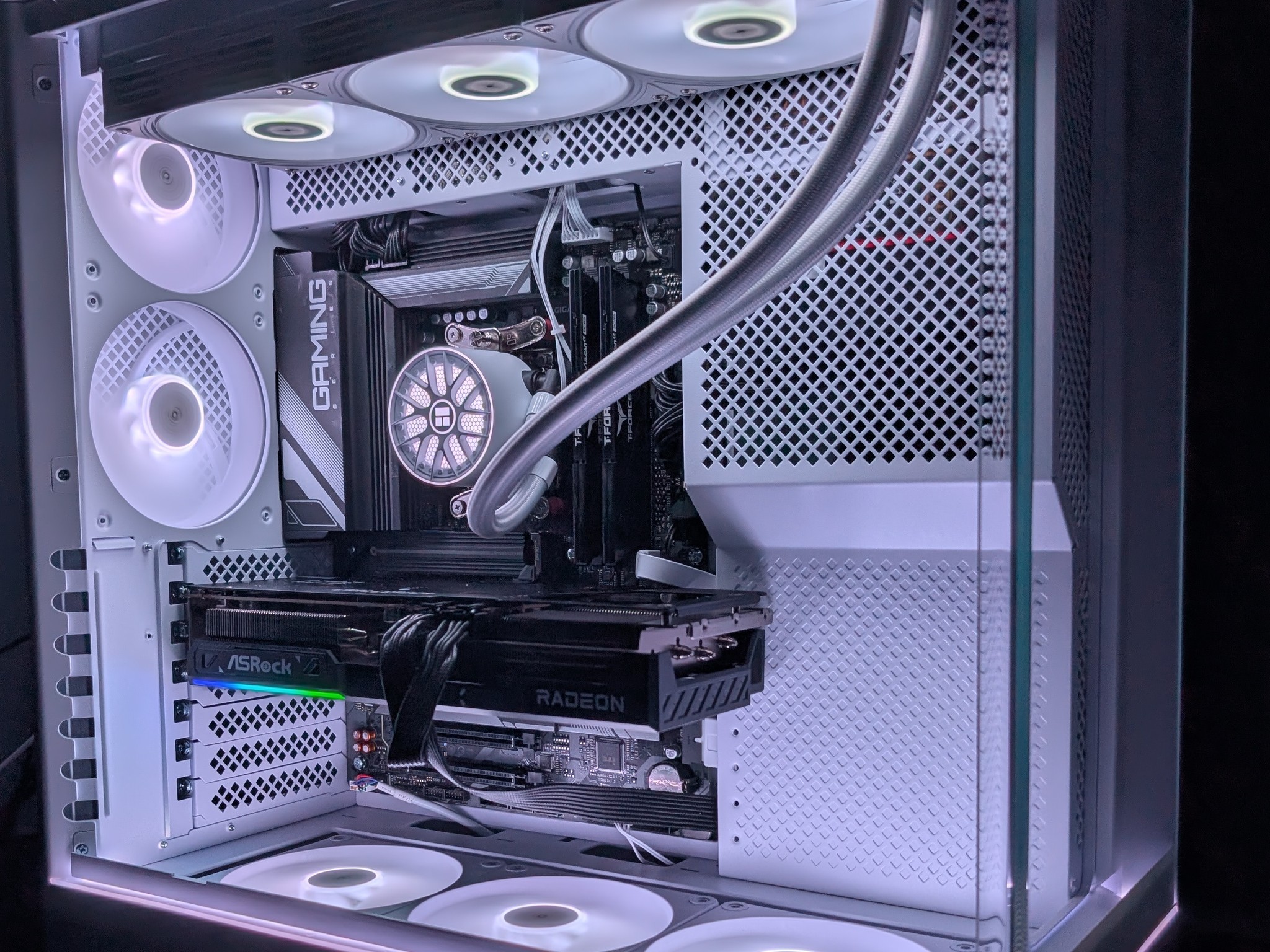 Gaming PC RX 9070-Ryzen 5 9600x-32 GB DDR5 6000-1 TB NVME mostly new