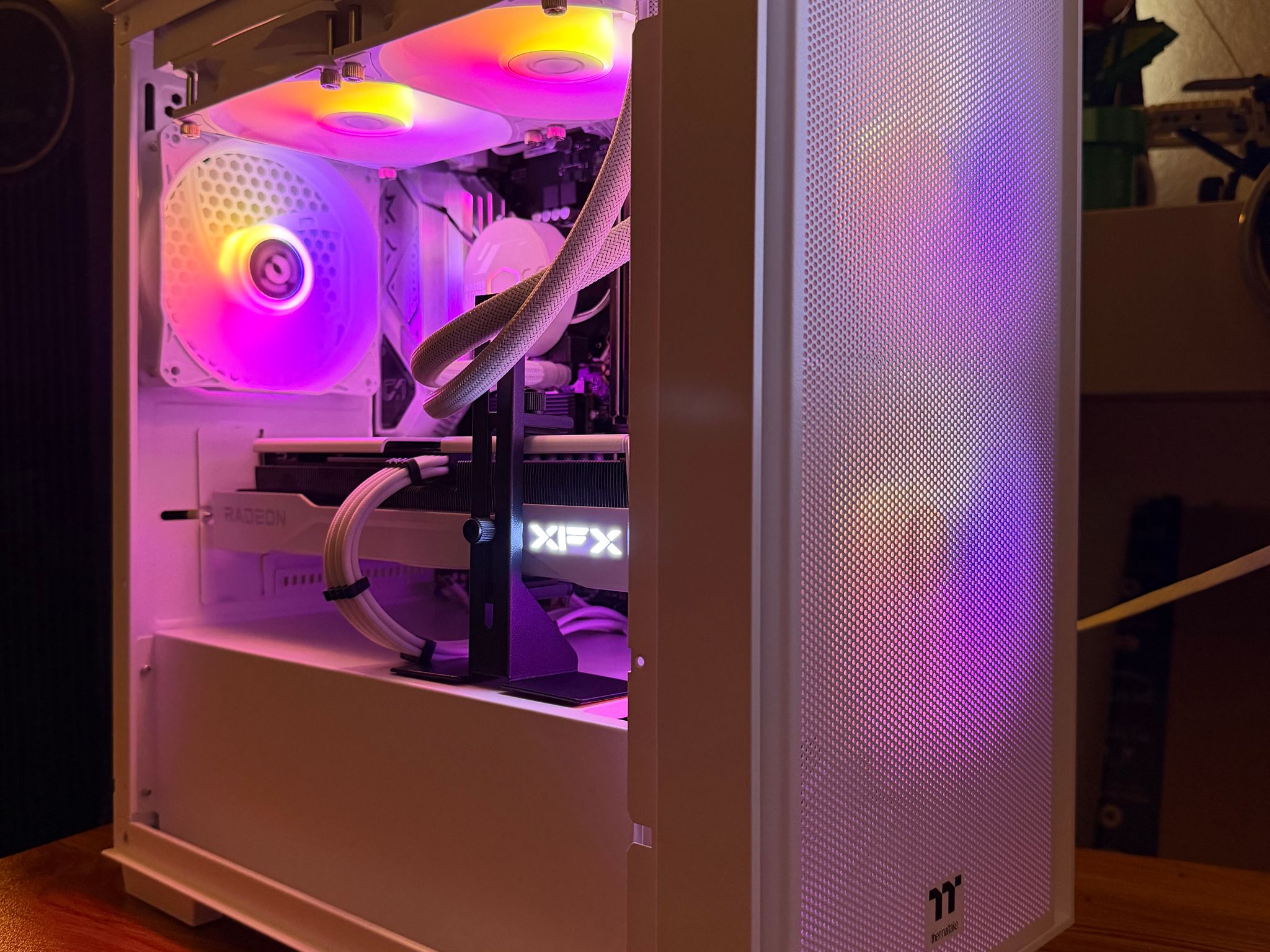 ❄️🧊 White Out 🧊❄️ Intel Gaming PC! i5-13600K | 9060XT 16GB | 1TB SSD | 32GB DDR4 | Free Shipping!