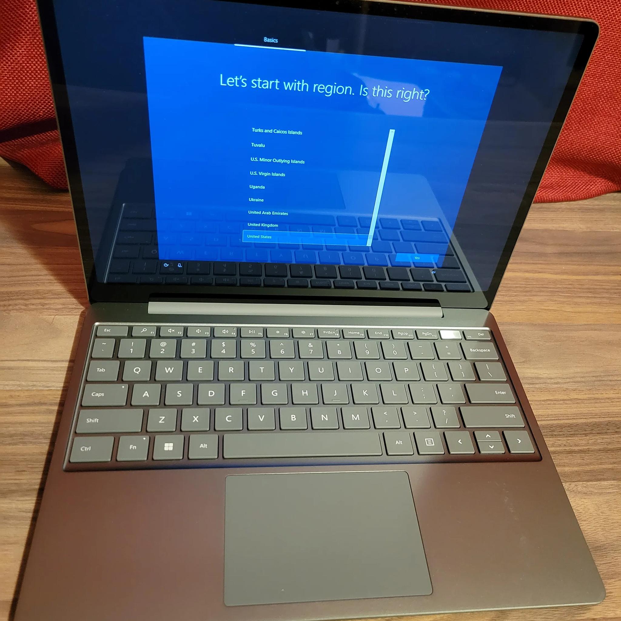 Microsoft Surface Laptop Go 3 - intel i5 12th gen. - 256gb ssd - 12.4" touch screen