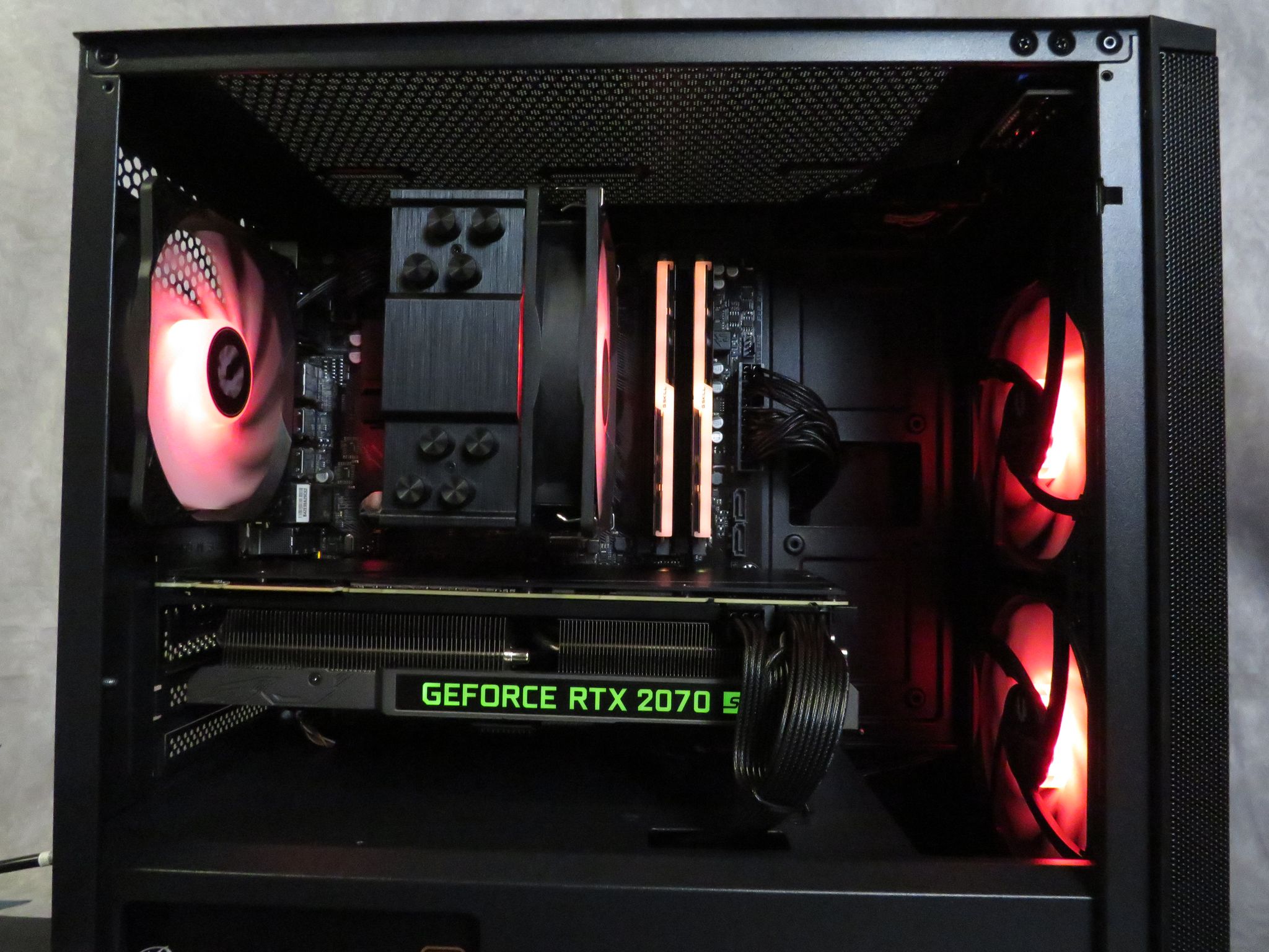 Good looking mid-range gamer: Ryzen 5 3600 + RTX 2070 Super + 16 GB DDR4 + 1 TB NVME