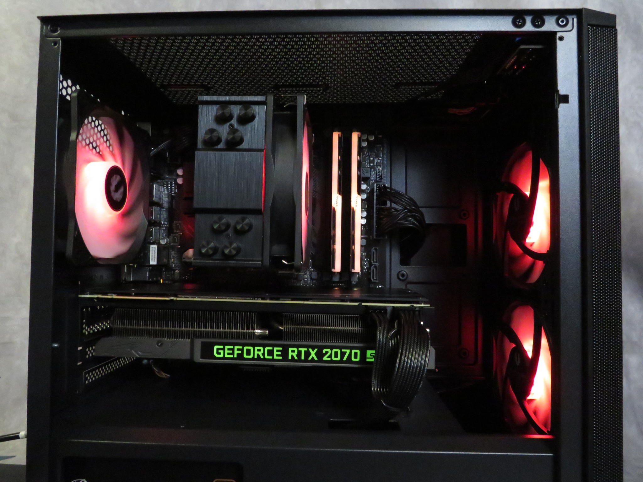 Good looking mid-range gamer: Ryzen 5 3600 + RTX 2070 Super + 16 GB DDR4 + 1 TB NVME