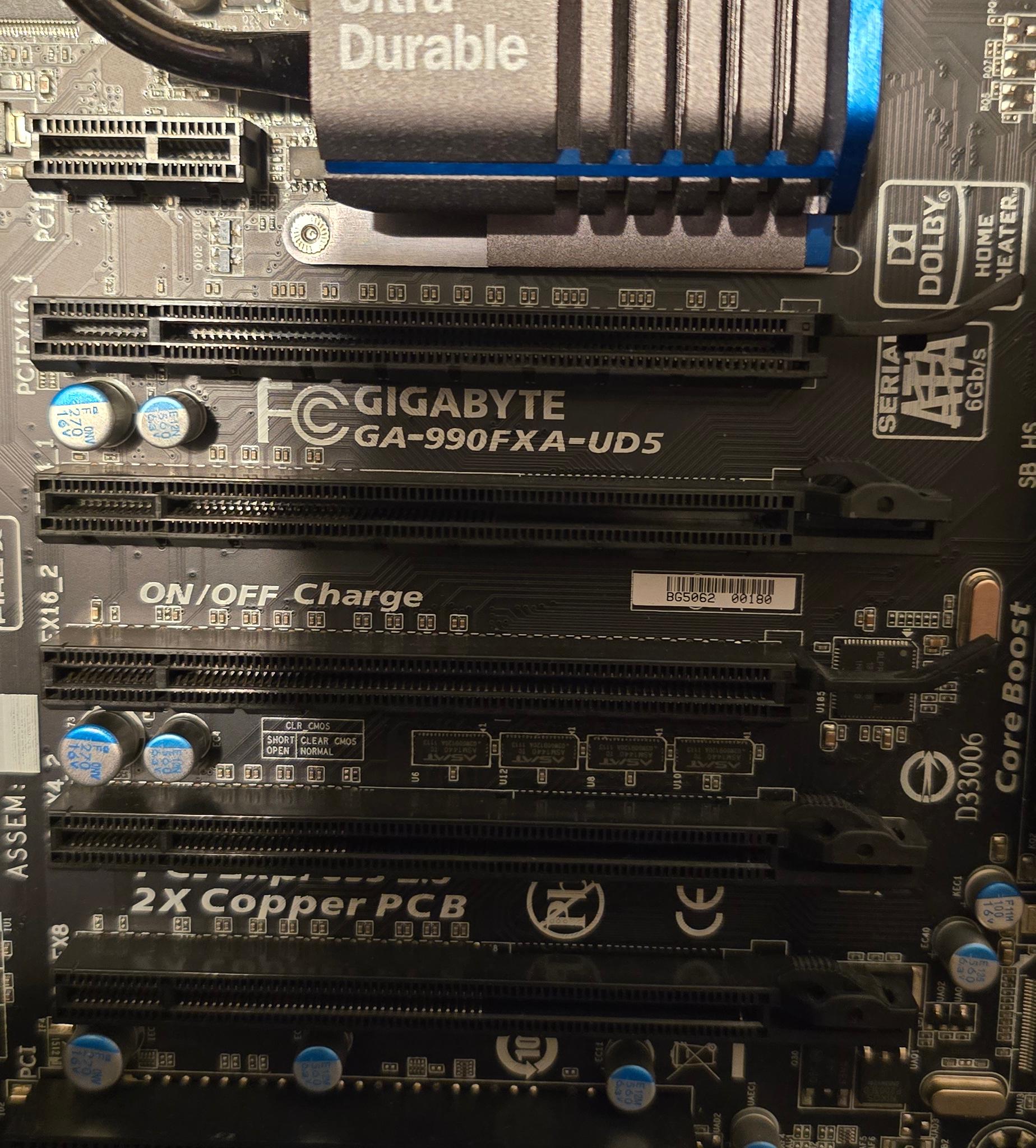 Gigabyte GA-990FXA-UD5 Bundle