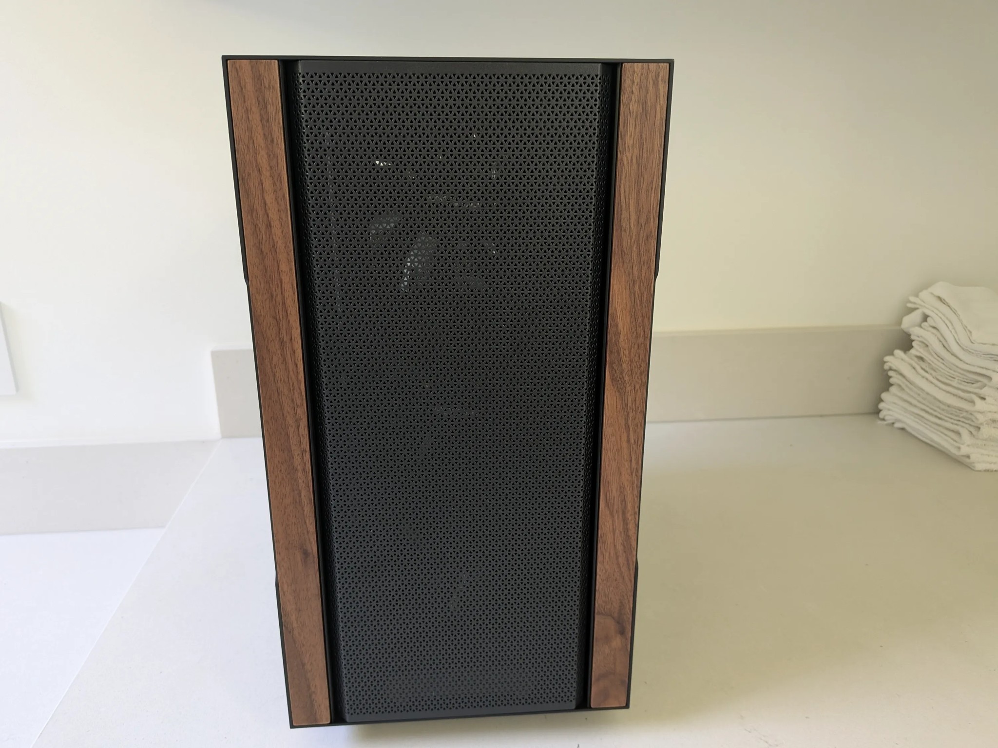 Walnut Wood RX 9070 PC - Intel Core i5 13th Gen, AMD Radeon RX 9070, 32 GB RAM, 4 TB SSD
