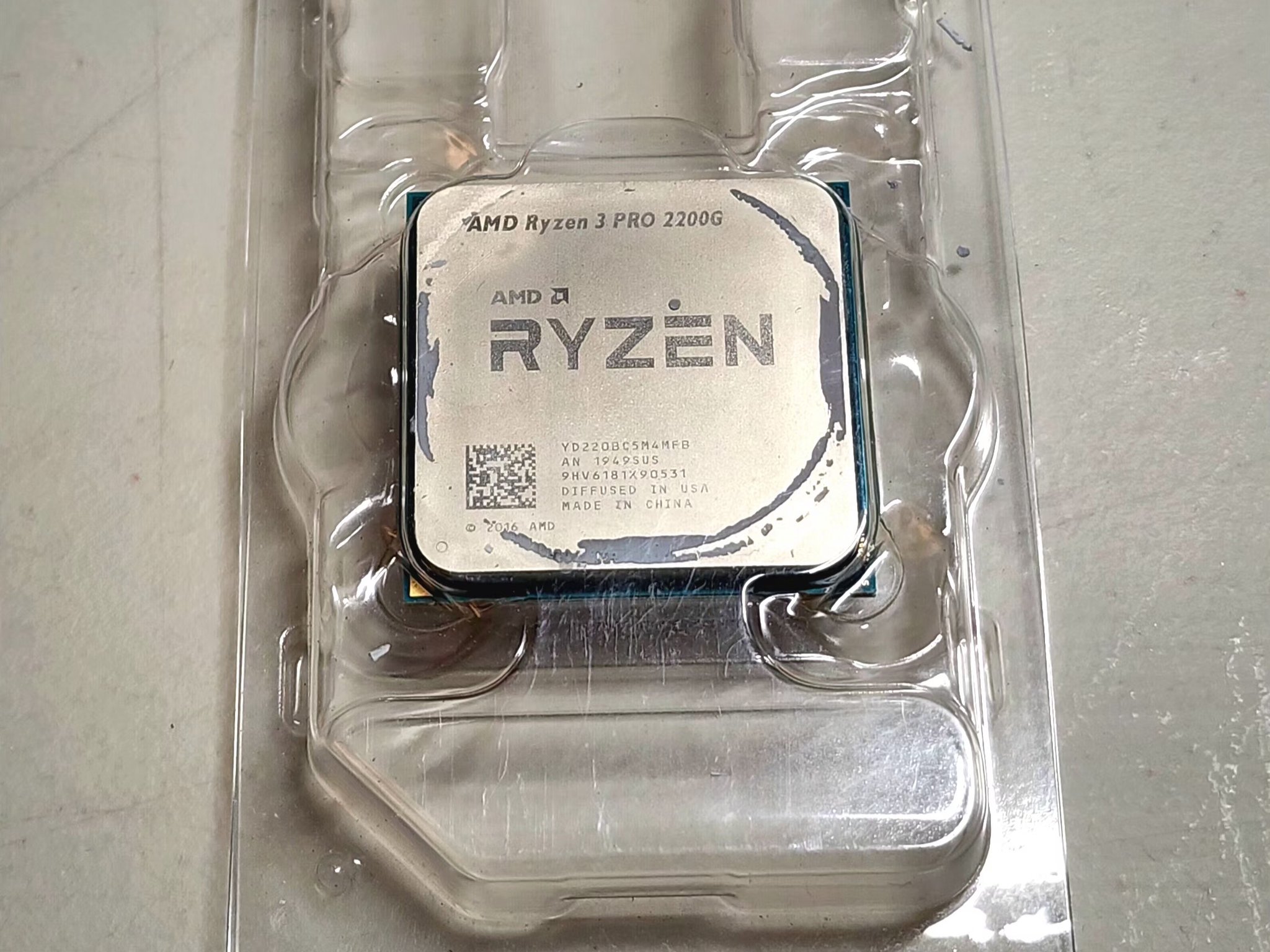 AMD Ryzen 3 2200G - 4 cores / 4 threads - Integrated Radeon Vega 8 Graphics
