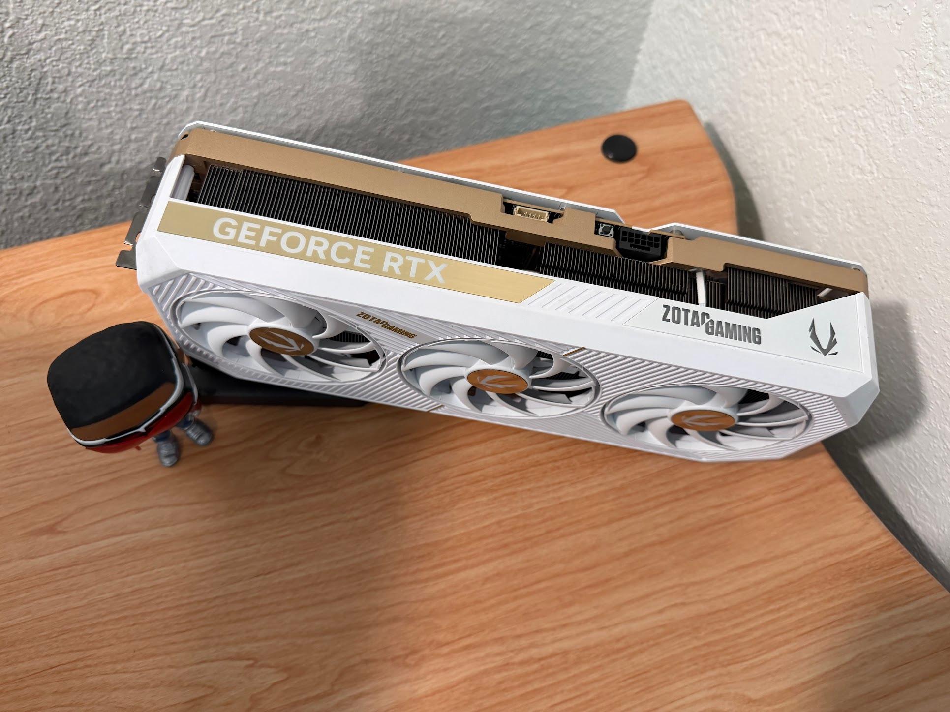 ZOTAC GAMING GeForce RTX 5080 SOLID OC White Edition - Image 2