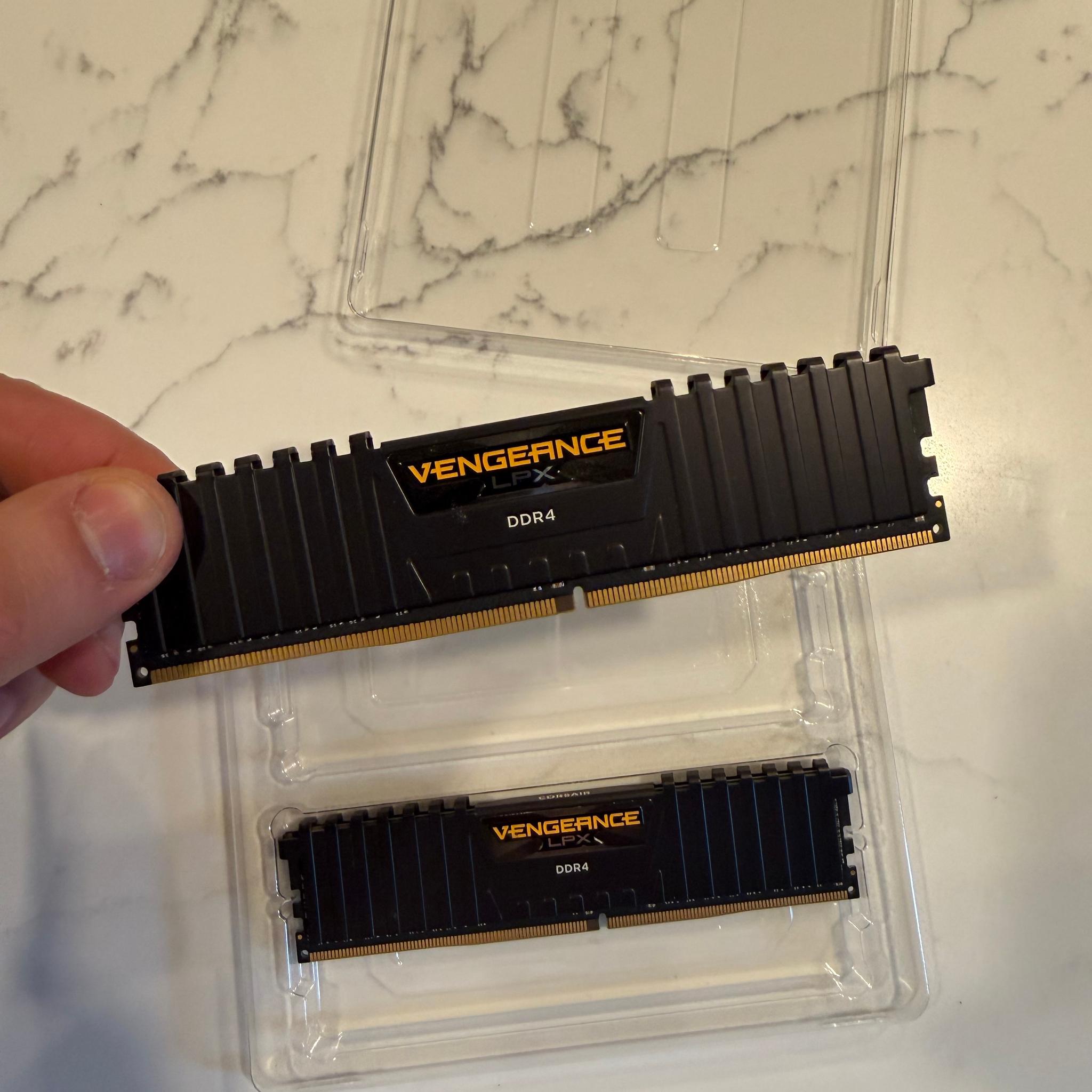 CORSAIR VENGEANCE LPX 32GB (2x16GB) DDR4 3600MHz