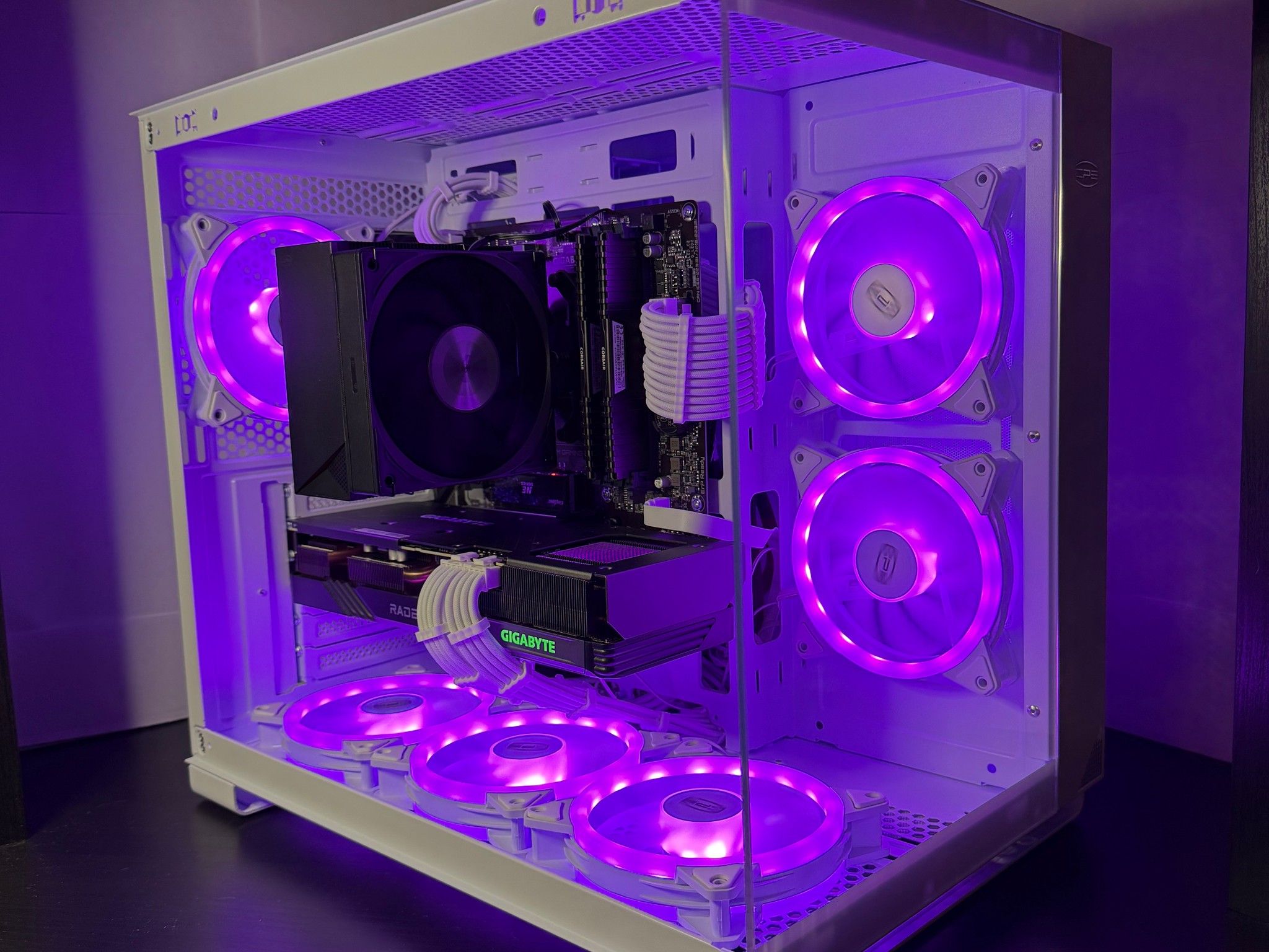 Gaming PC // Gigabyte RX 7600XT 12GB // Ryzen 5 5500 // 16 GB Ram // 1 TB NVME SSD