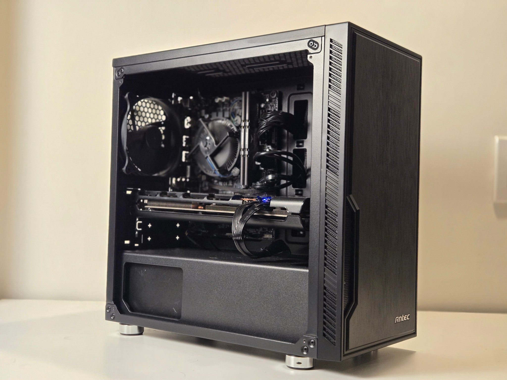 RX 5700 XT | i5 7400 | 16gb DDR4 | 1tb Storage