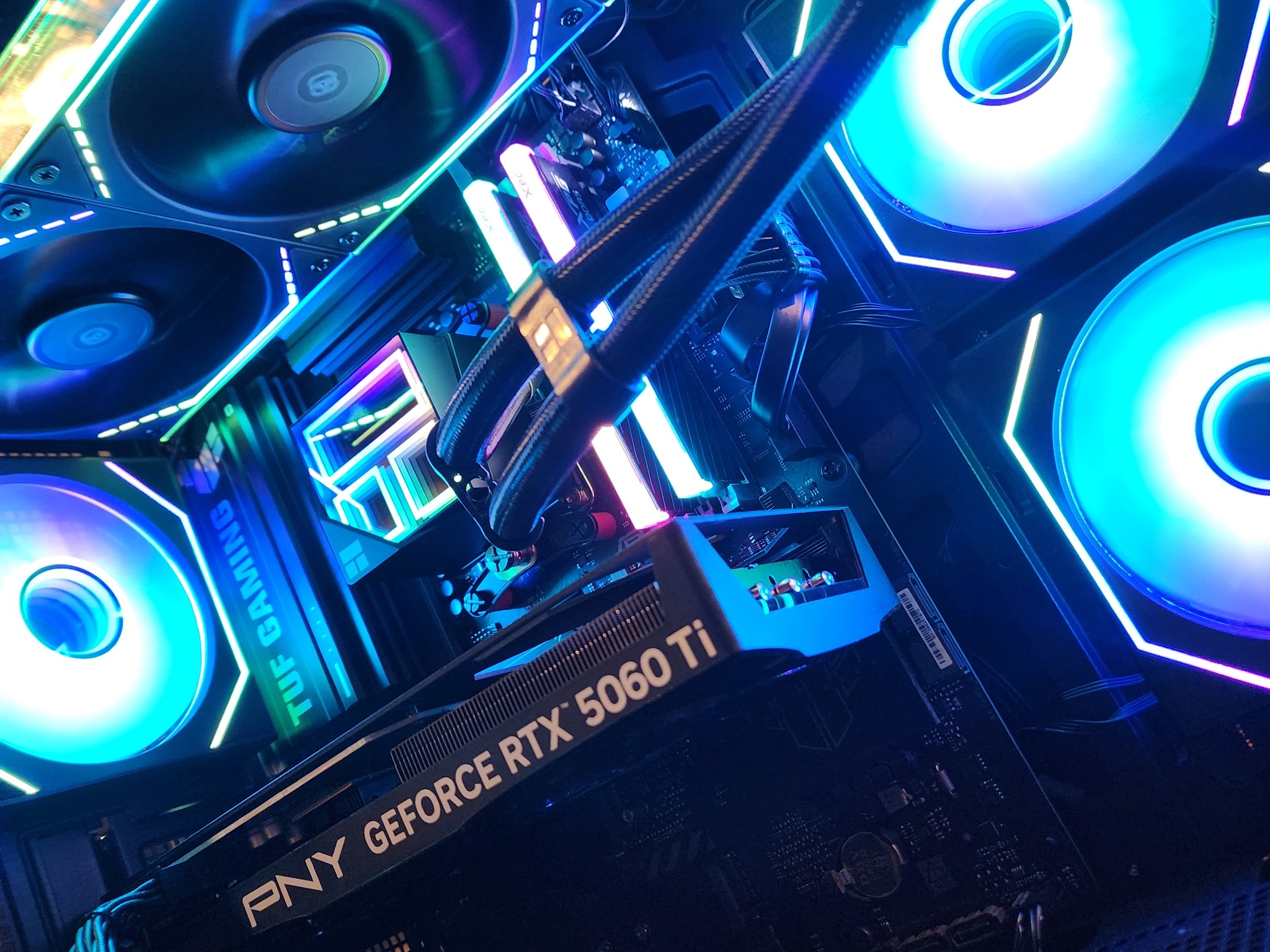 RTX 5060 Ti / Ryzen 9 9900X / 32GB DDR5 RAM / 1TB NVMe SSD