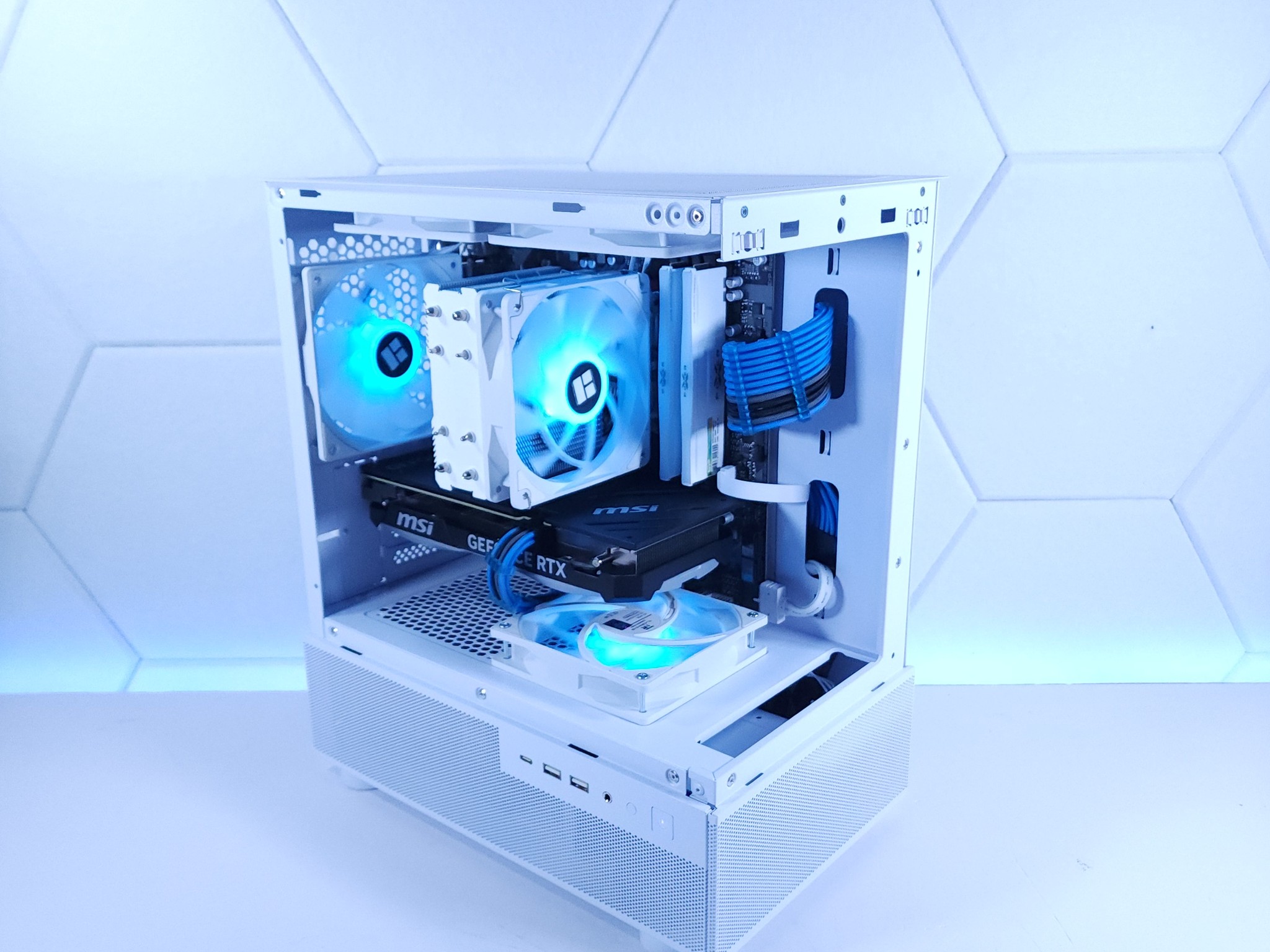 💙🤍RTX 4070 || Ryzen 5 7500F || 2TB NVMe SSD || 32GB 6000MHz DDR5 || 1440p Gaming Computer
