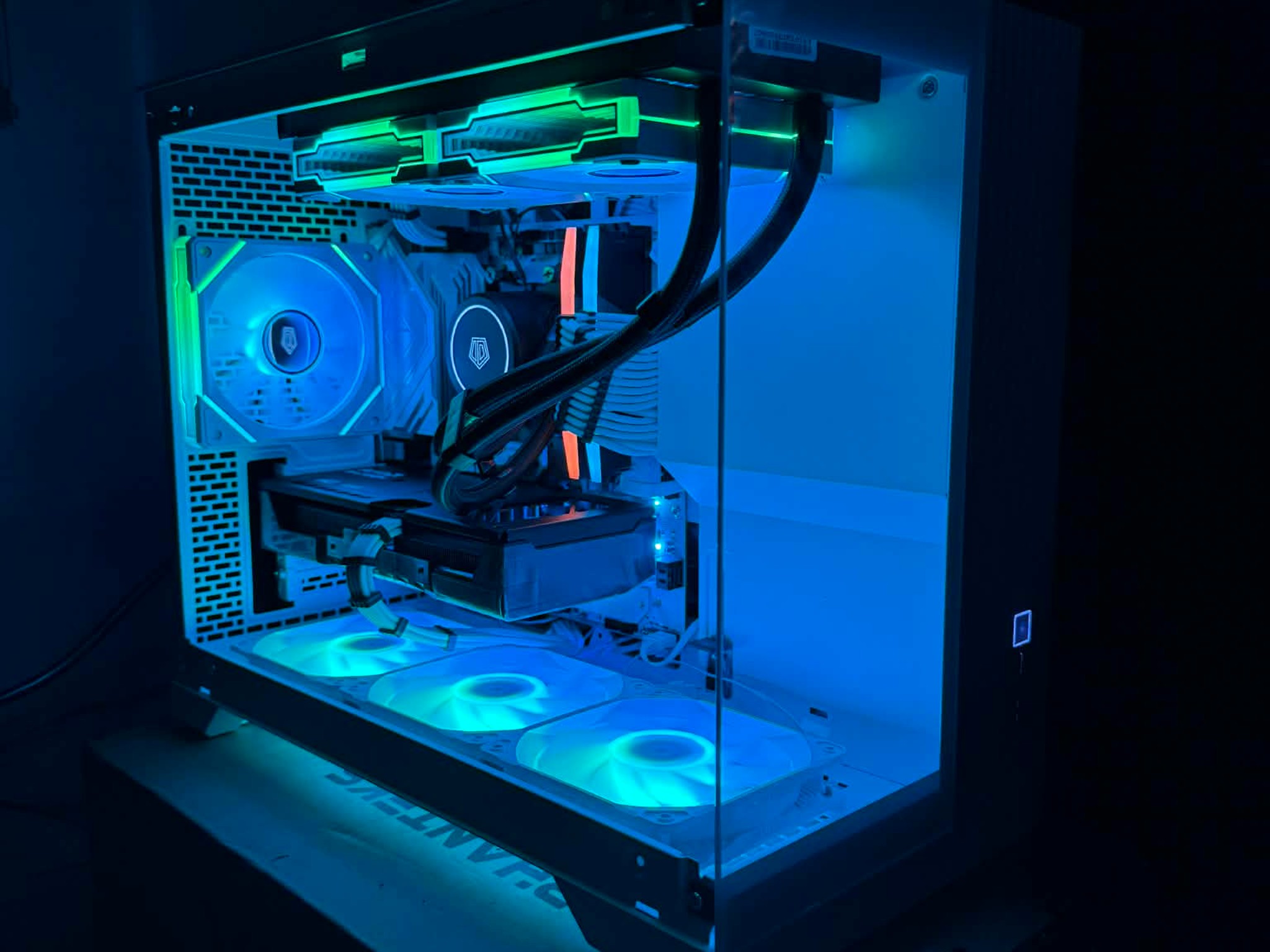 Phanteks XT V3 White || 7800X3D || RX 9060 XT 16GB