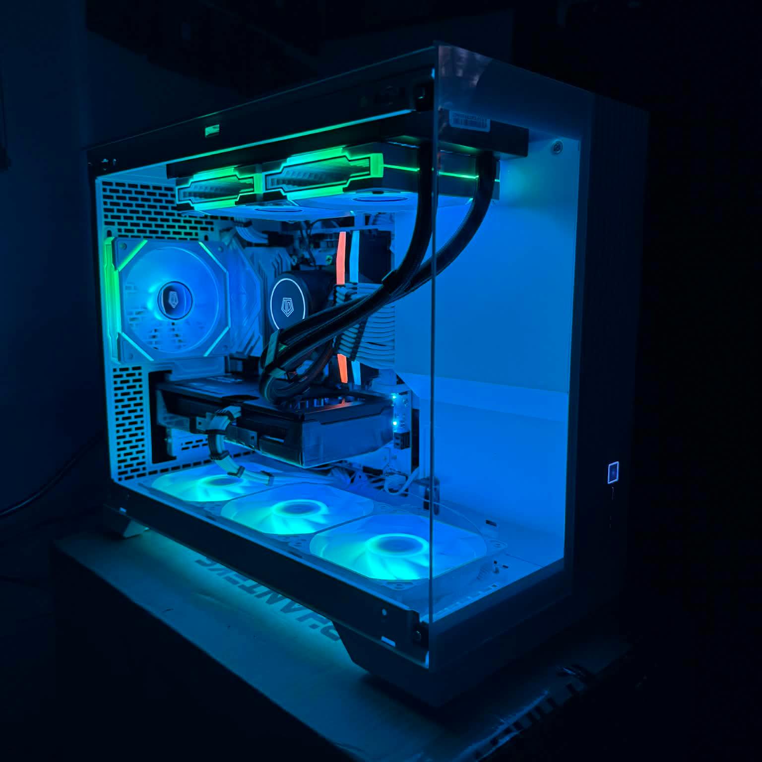Phanteks XT V3 White || 7800X3D || RX 9060 XT 16GB
