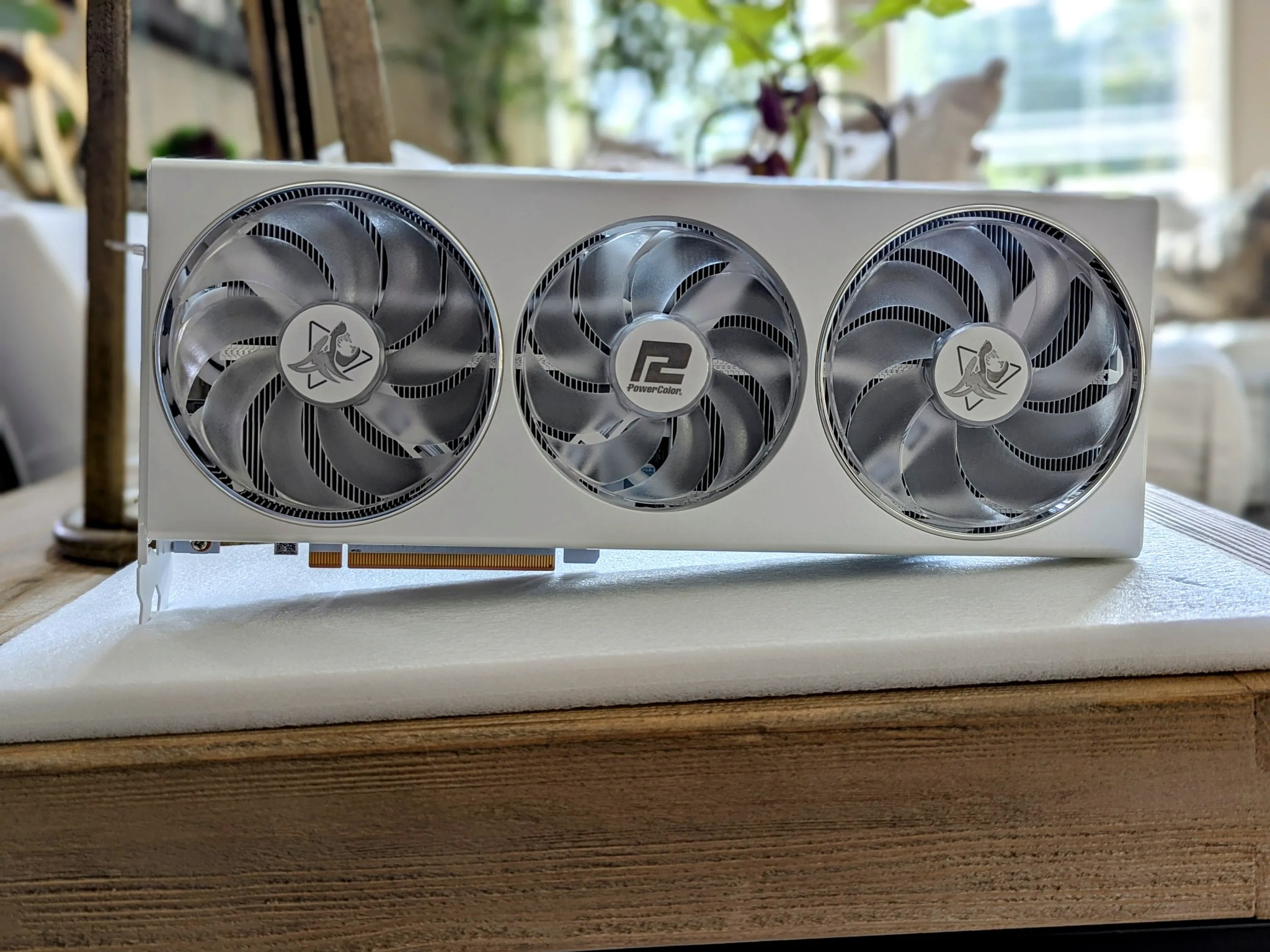 PowerCooler Hellhound 7800XT Spectral White