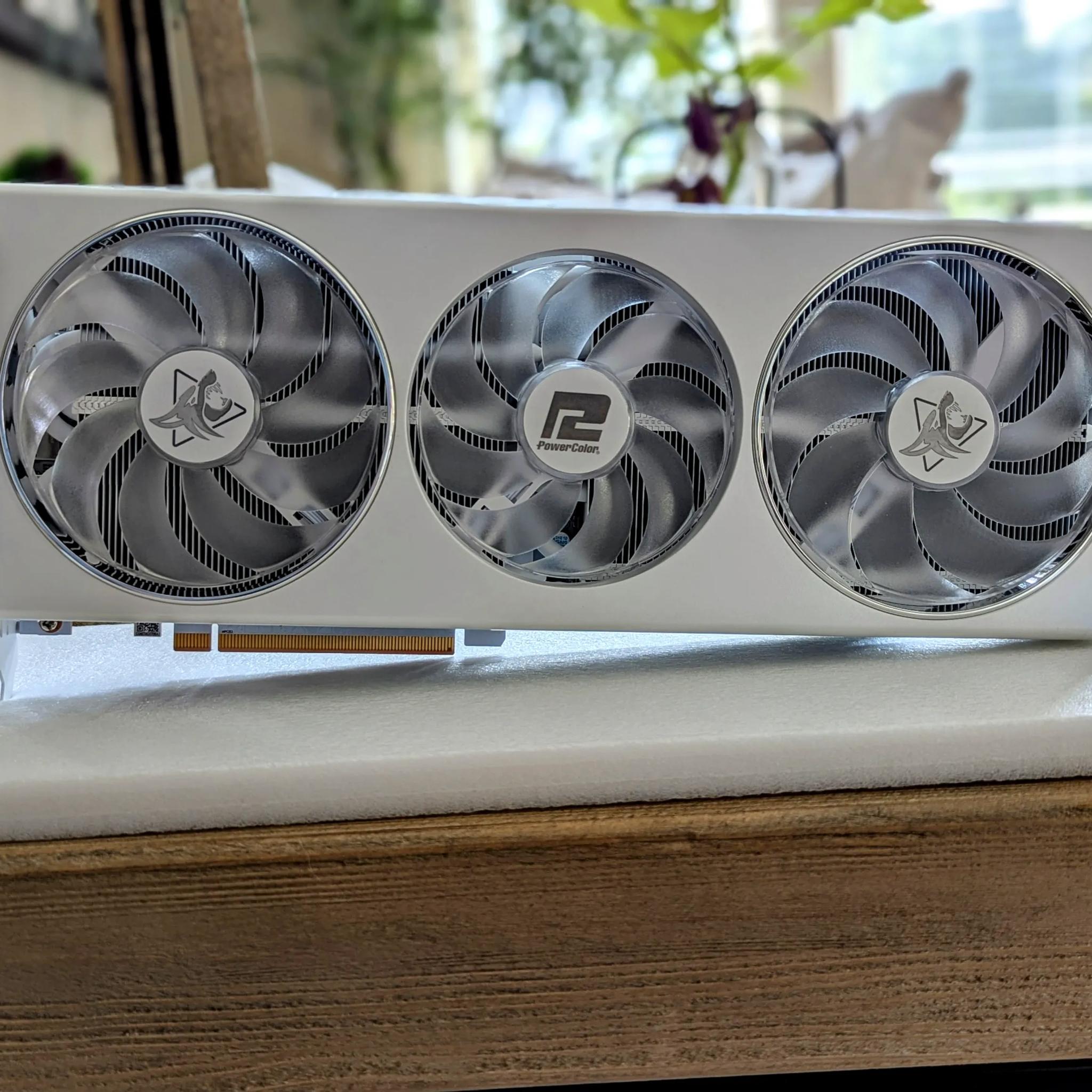 PowerCooler Hellhound 7800XT Spectral White