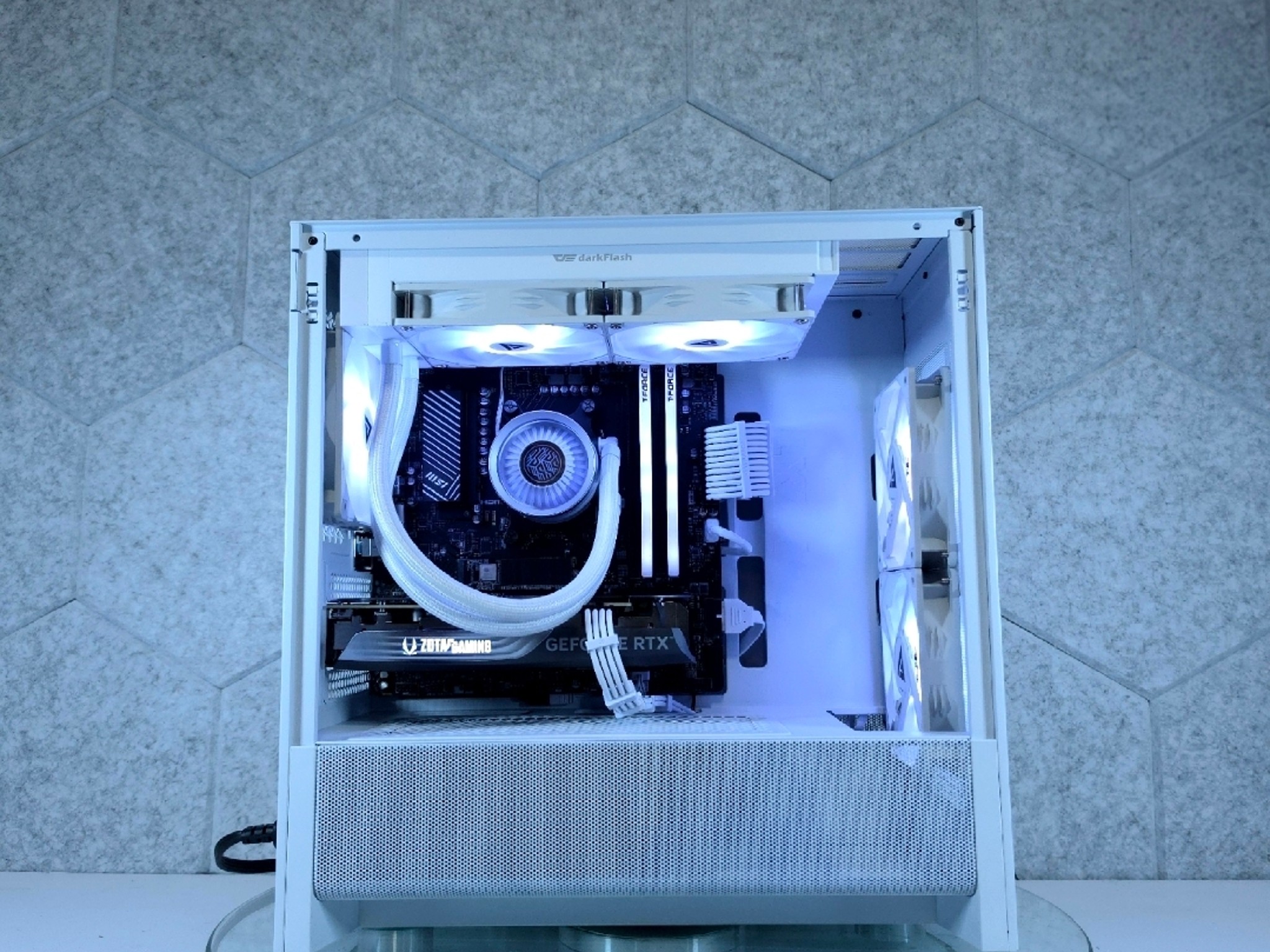 Zotac RTX 5070 🤍 Ryzen 7 8700F