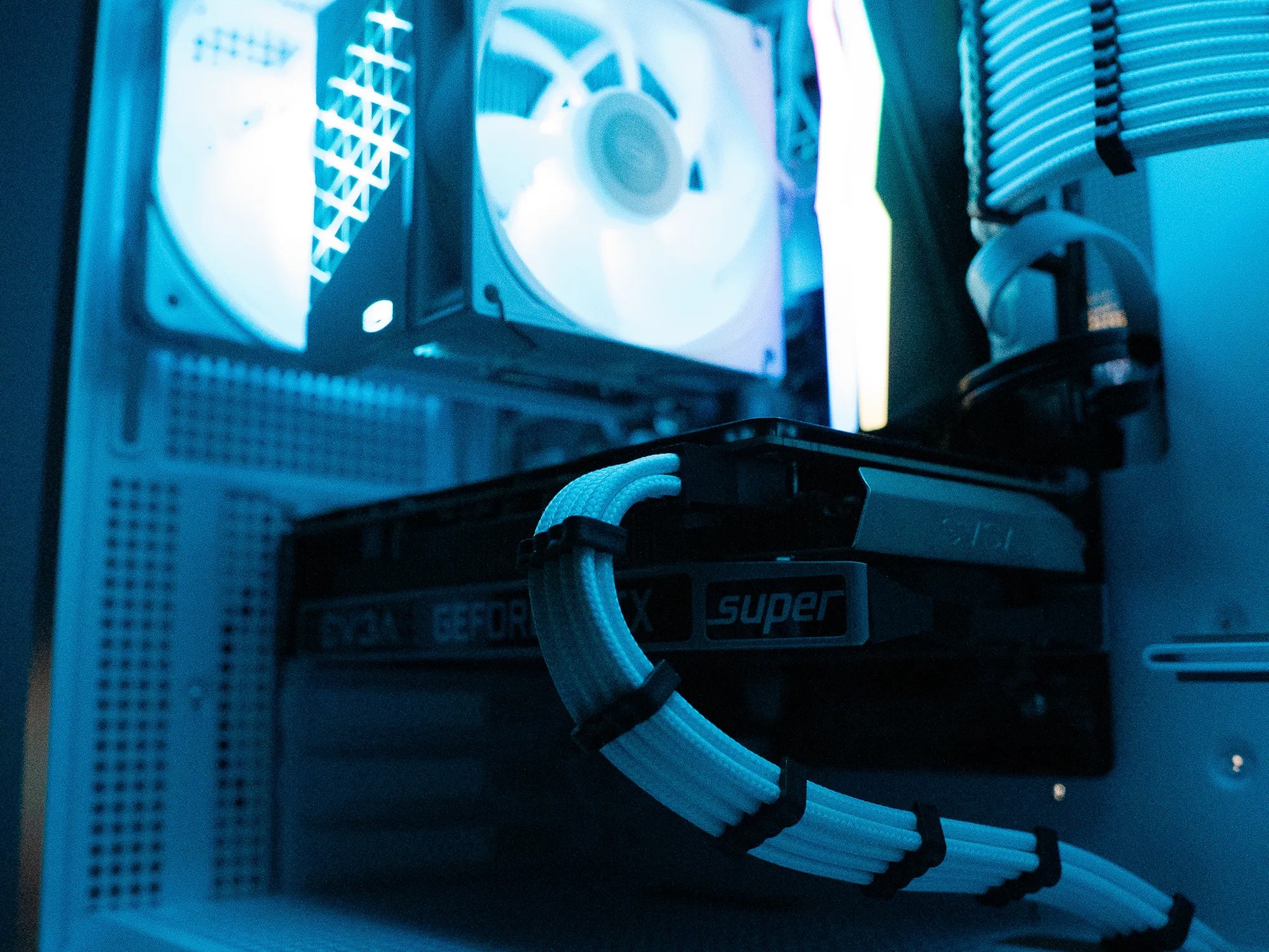 ❄️🌨 | EVGA GTX 1660 SUPER | INTEL i5 9400F | 16GB DDR4 RGB RAM | 1TB | Arctic Freeze